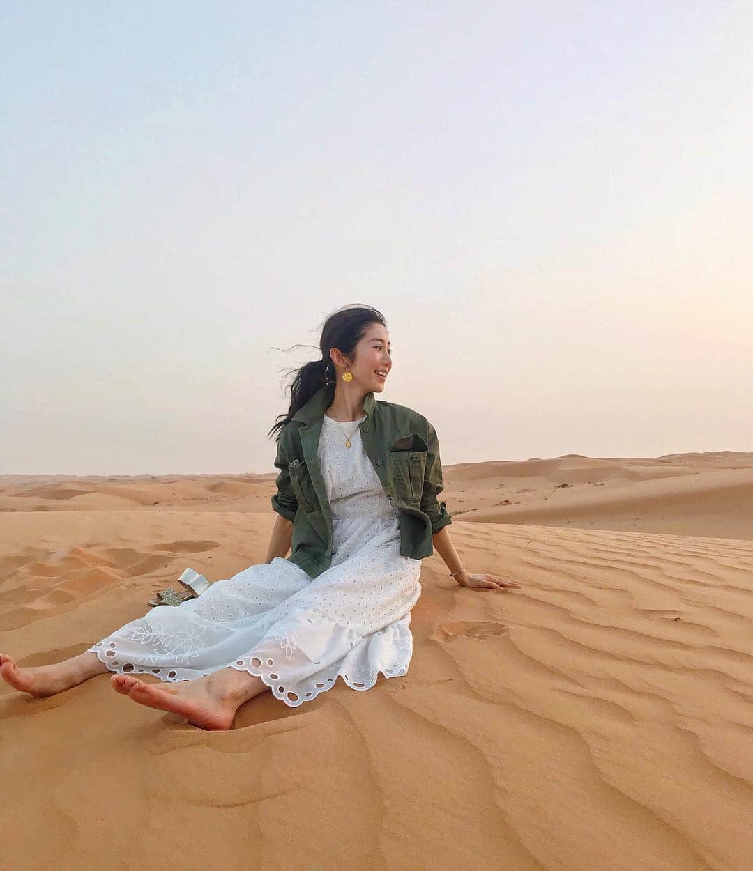 のインスタグラム：「さらさら砂漠🏜 広くておおきくて、果てしない世界。  自分は世界のほんの一部なんだなぁ、って実感するとき。  全身の穴という穴が砂だらけになって 口の中までじゃりじゃりしたけど こんな経験がうれしい。  Red Sand Desertの豪快ドライブは ジェットコースターのようなスピード感とアップダウン。  マリオカートに乗った気分🚗  一一一一一一一一一一一一一一一一一一一一一一一一一一一一 #ドバイ#旅#trip#desart#desartsafari#sagari#砂漠#dubai#dubai🇦🇪#mytrip#ootd#旅好き#旅行#旅行コーデ#旅したくなるフォト#旅好き女子#なごさんぽ」