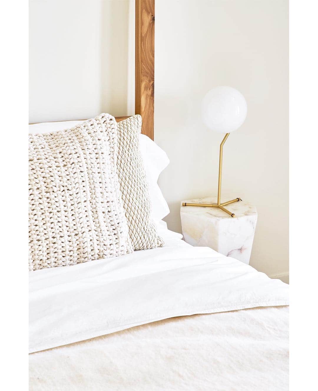 エリン フェザーストンのインスタグラム：「Sundays were made for sleeping in. @serenaandlily sheets on the bed of my nyc reno. 📷@seth-caplan #thefetherednest」