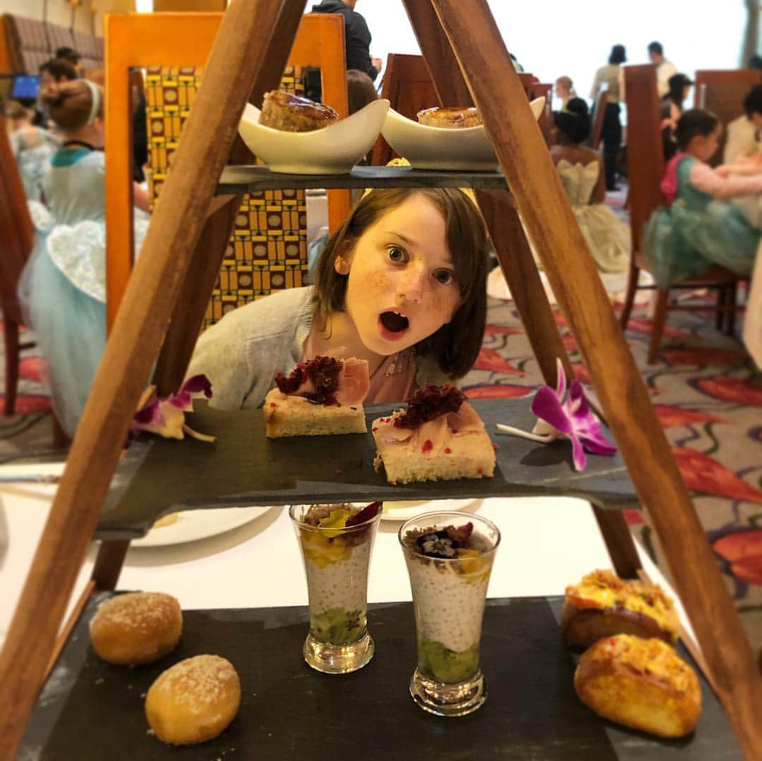 Saraのインスタグラム：「😮😳😋🥰💕👑🛡⚔️ Disney Princess Adventures breakfast!!! It was AMAZING 😉 . . . #disneyprincess #grandcalifornianhotel #jasmine #tiana #aurora #sleepingbeauty #cakepops #naparose #disney #brunch #disneybrunch #autographs #princess」