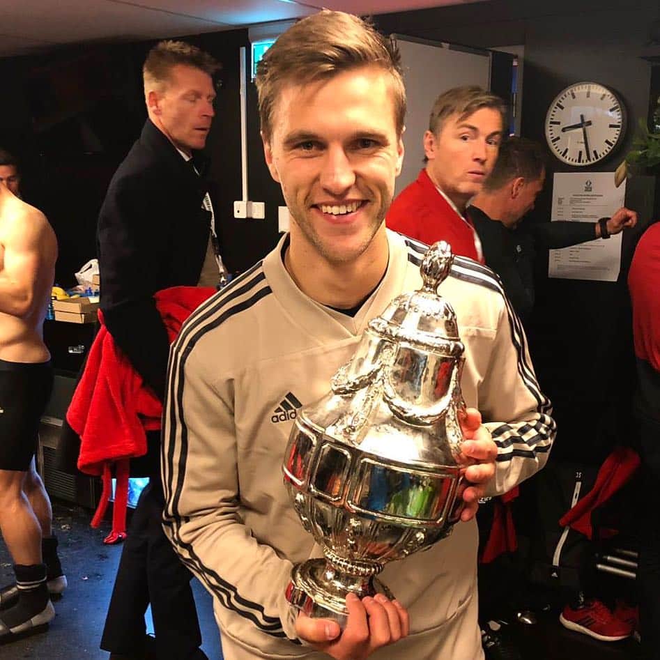ジョエル・フェルトマンのインスタグラム：「The cup is ours! ❌❌❌ #wijzijnajax @afcajax」