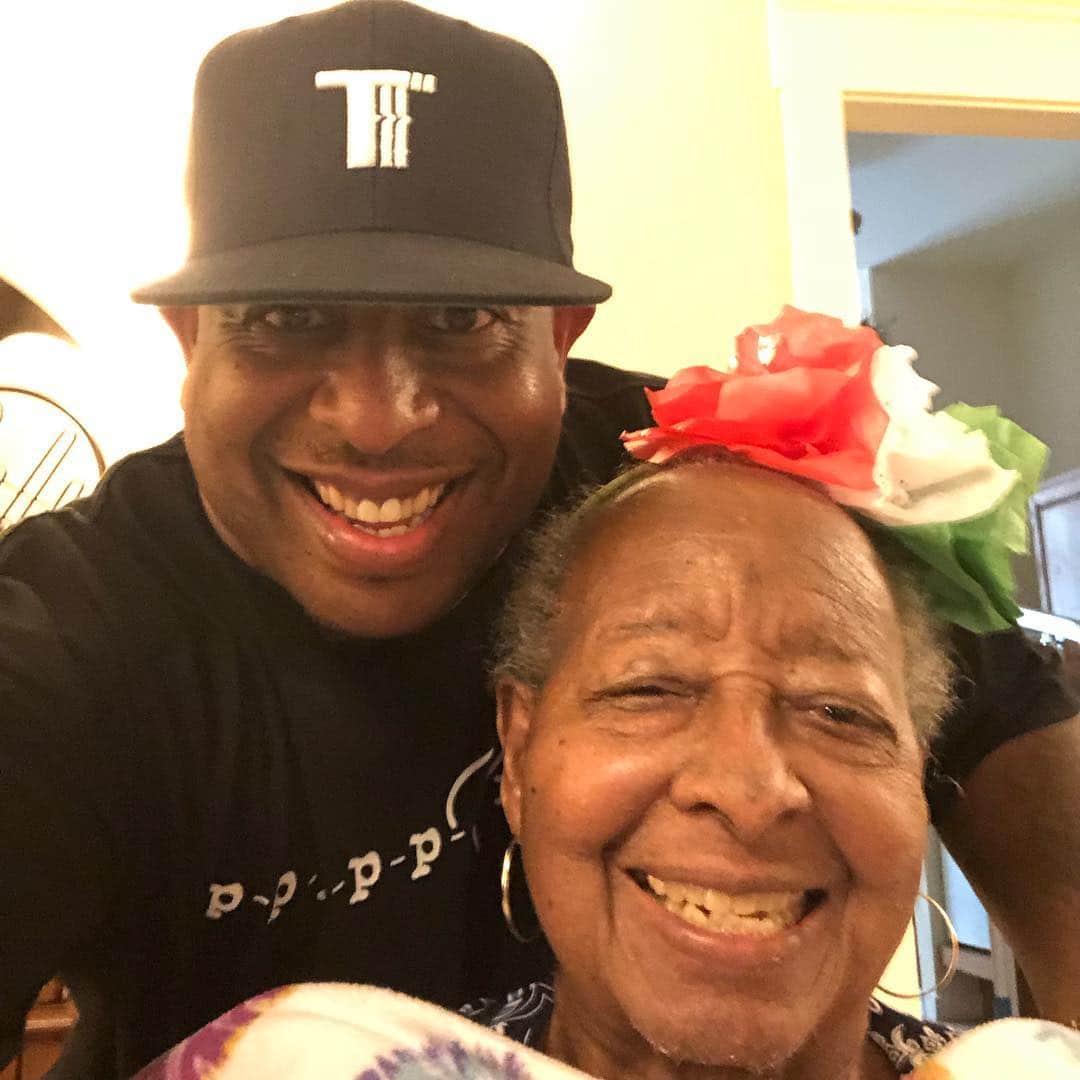 DJプレミアさんのインスタグラム写真 - (DJプレミアInstagram)「Caught A Quick Flight To  H-Town To Surprise My Momma For Lunch Today and Fly Right Back To NY Since I'm Missin' Mother's Day This Year For The GODS OF RAP TOUR. It's Cinco De Mayo So She's In Fashion... I RIDE 4 MY PEARL!!! 90 Yrs Of Beauty!!! The Matriarch Of The Martin Family... FAMILY ALWAYS COMES FIRST!!! ❤️」5月6日 3時36分 - djpremier