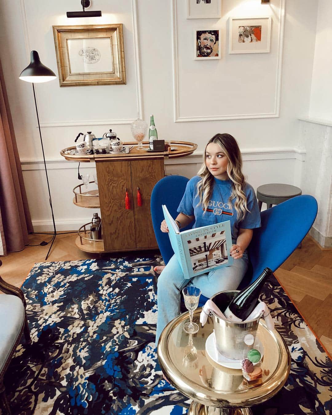 トーリ・ウェブスターのインスタグラム：「Living in style means:  Pretending I didn’t just polish off that bag of macarons and champagne.」