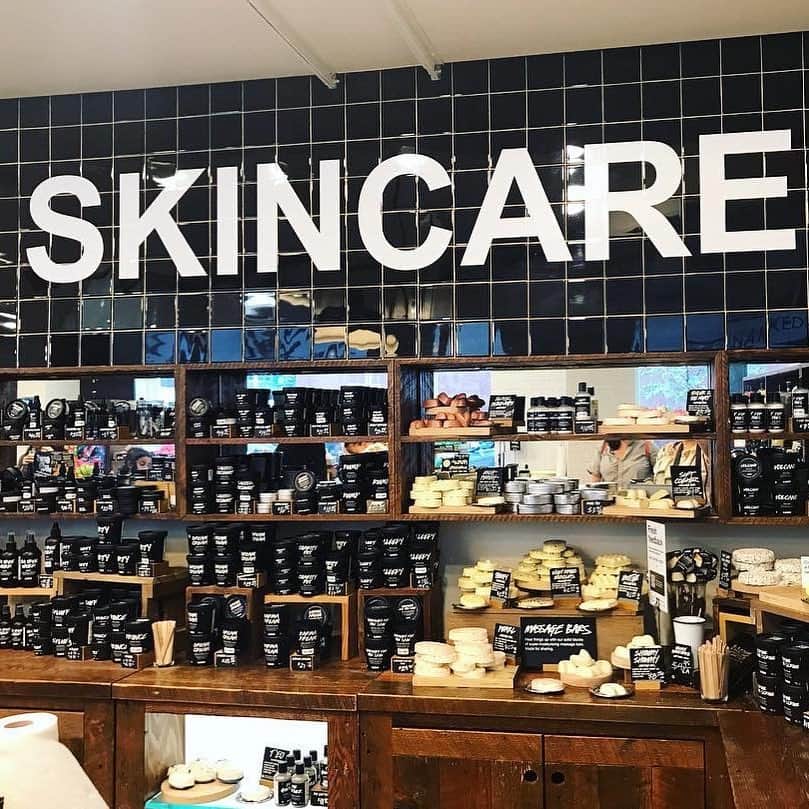 LUSH Cosmeticsさんのインスタグラム写真 - (LUSH CosmeticsInstagram)「✨Skincare dreams ✨ Come into your local Lush - we'll hook you up with a personalized routine and samples galore. What are your favorite Lush skincare products? 😍💕/📸: @2girls1bath #LushLife」5月6日 3時49分 - lushcosmetics