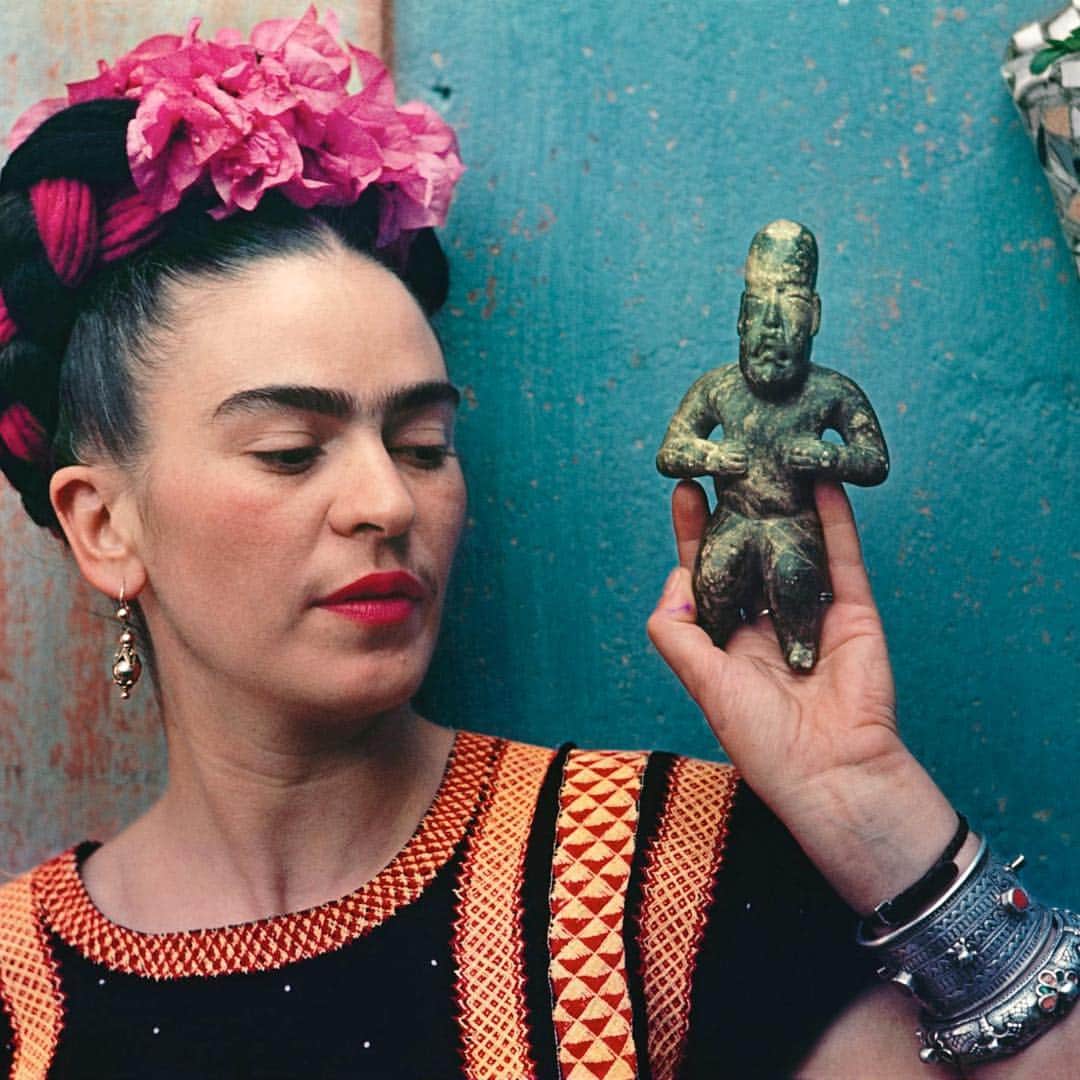 Revlonさんのインスタグラム写真 - (RevlonInstagram)「In bloom with #FridaKahlo for #CincodeMayo 🌸 . Due to popular demand, the @brooklynmuseum is giving away a limited number of walk-in #FridaKahloBKM tickets. Be quick — on view through May 12! 🎟💄 . Photograph by #NickolasMuray」5月6日 3時57分 - revlon