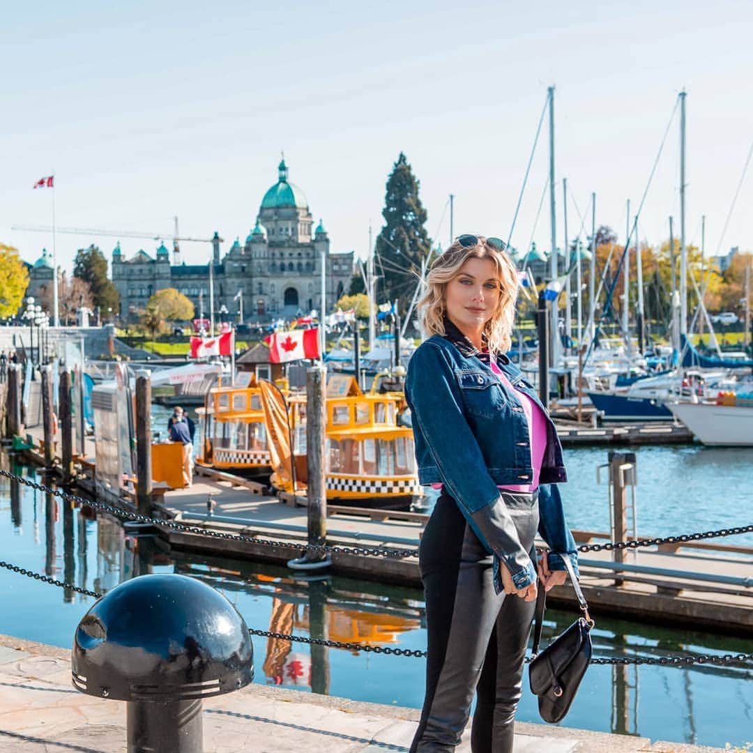 Ashley Jamesさんのインスタグラム写真 - (Ashley JamesInstagram)「Smiley, happy people. 🇨🇦 I didn't really know what to expect from Canada, but I adored Victoria so much! Behind me you can see the parliament building and the harbour. I didn't know until I came here that Victoria is meant to be one of the best cold water dive sites in the world too and you can also take kayak trips to see the killer whales. That would be absolutely incredible, and makes me want to come back! If you find yourself on this side of the world, don't snooze on Victoria. ❣️ #canada #britishcolombia #victoria」5月6日 4時08分 - ashleylouisejames
