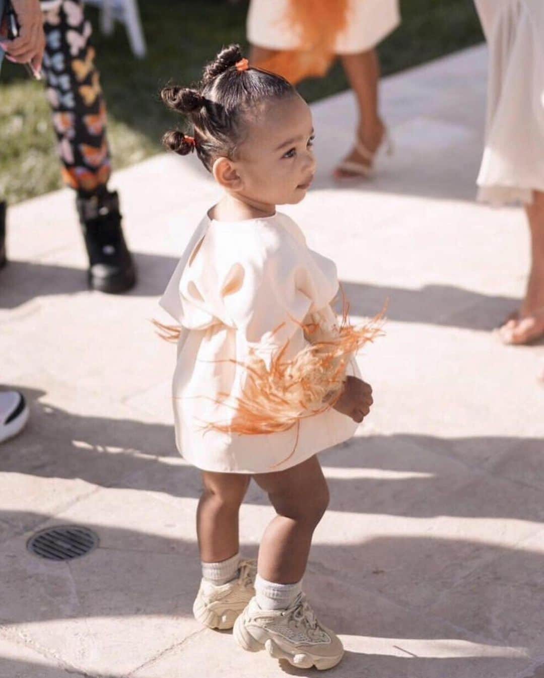 People Magazineさんのインスタグラム写真 - (People MagazineInstagram)「West family affair! 😍Kim Kardashian and Kanye West helped celebrate baby True's birthday in style—and orange you glad their little ones North and Chicago wore the cutest matching outfits. ❤️Tap our bio link for details on their cousin's big day. | 📷: @kimkardashian」5月6日 4時02分 - people