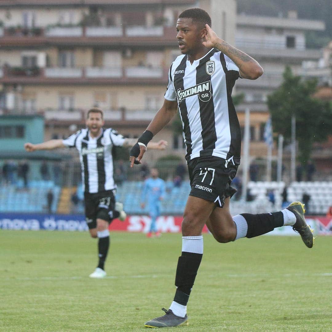 チュバ・アクポムのインスタグラム：「26-4-0 🥇 🏆THE INVINCIBLES🏆 A special day for the history of PAOK!  After years of waiting , we are not only Champions but also Invincibles and the best team in Greek history !  Now onto the cup final next week .... ❤️ @paok_fc」