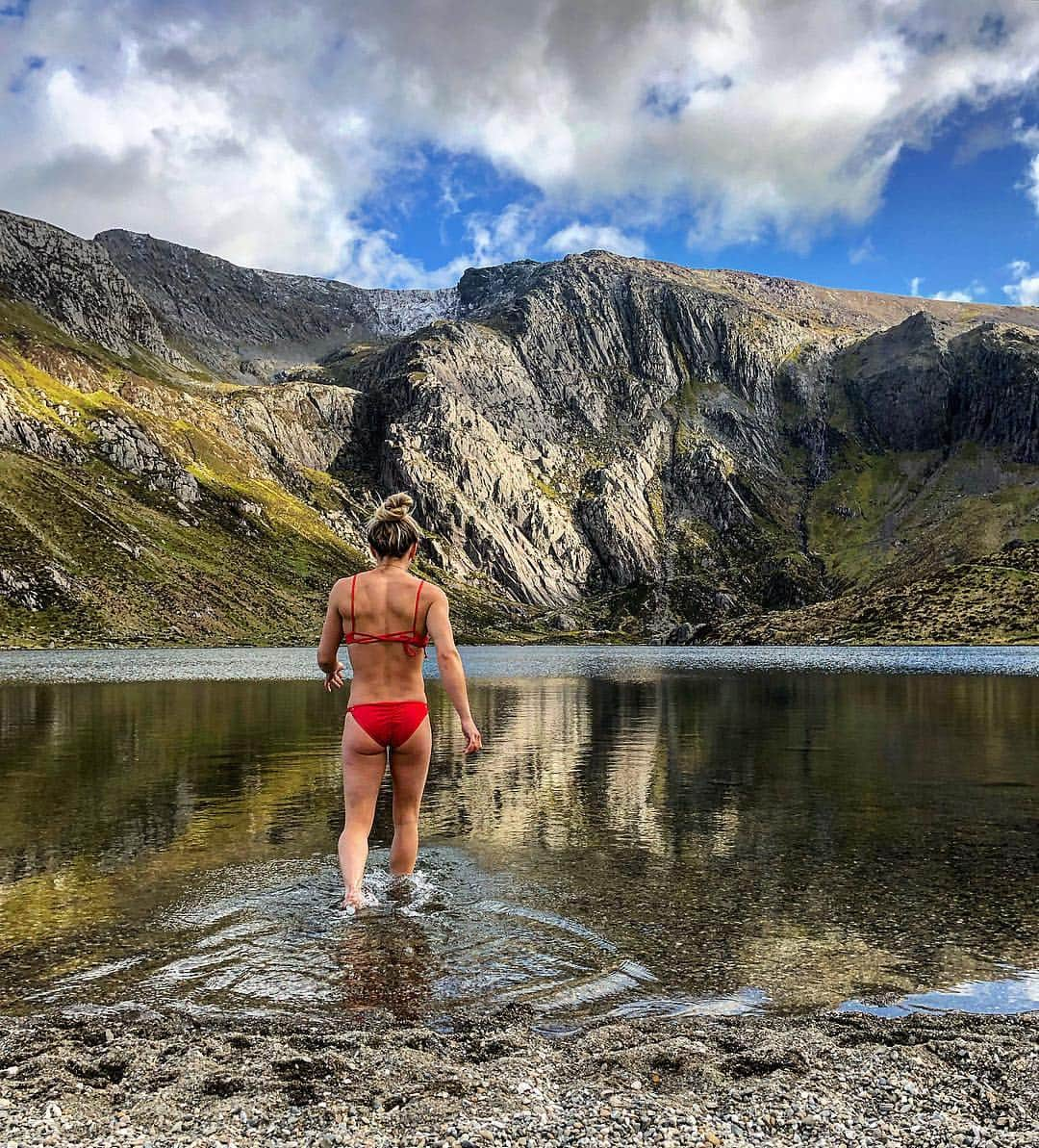 シャウナ・コックジーさんのインスタグラム写真 - (シャウナ・コックジーInstagram)「It would have been rude not to go for a dip. I love it! Thank you for an epic weekend North Wales ❤️ Body and mind feeling fresh and ready for another week of hard training!」5月6日 4時10分 - shaunacoxsey