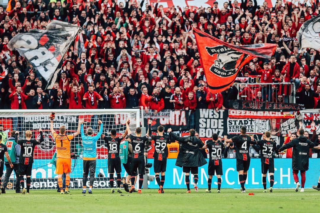 バイエル・レバークーゼンさんのインスタグラム写真 - (バイエル・レバークーゼンInstagram)「Time to celebrate! 🖤👏❤️ #B04SGE #Bundesliga #Bayer04 #Werkself」5月6日 4時13分 - bayer04fussball