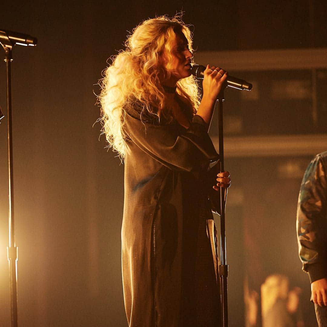 トーライ・ケリーのインスタグラム：「still can’t get over how fun this performance was... 💡」
