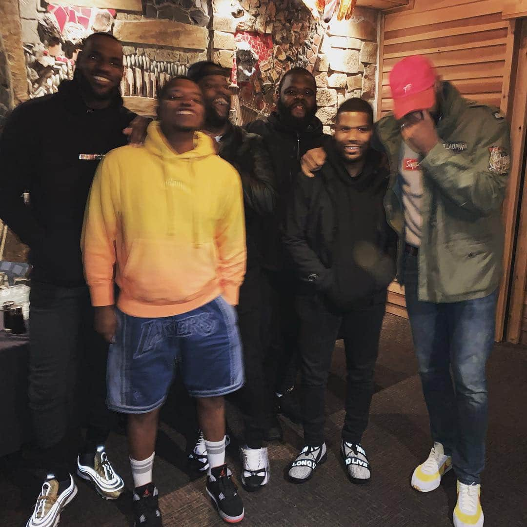 レブロン・ジェームズさんのインスタグラム写真 - (レブロン・ジェームズInstagram)「Man there’s not many things I love more in this world than linking back up with my brothers!! Over 25 years and counting! Man I wish/want to do this more often but I swear when we do link I never take it for GRANTED!! LOVE YOU BOYS!!! 🙏🏾✊🏾💪🏾‼️‼️‼️ #TheKidsfromAKRON👑 p.s. Missing @druondemand but damn sure ain’t forgotten」5月6日 4時43分 - kingjames