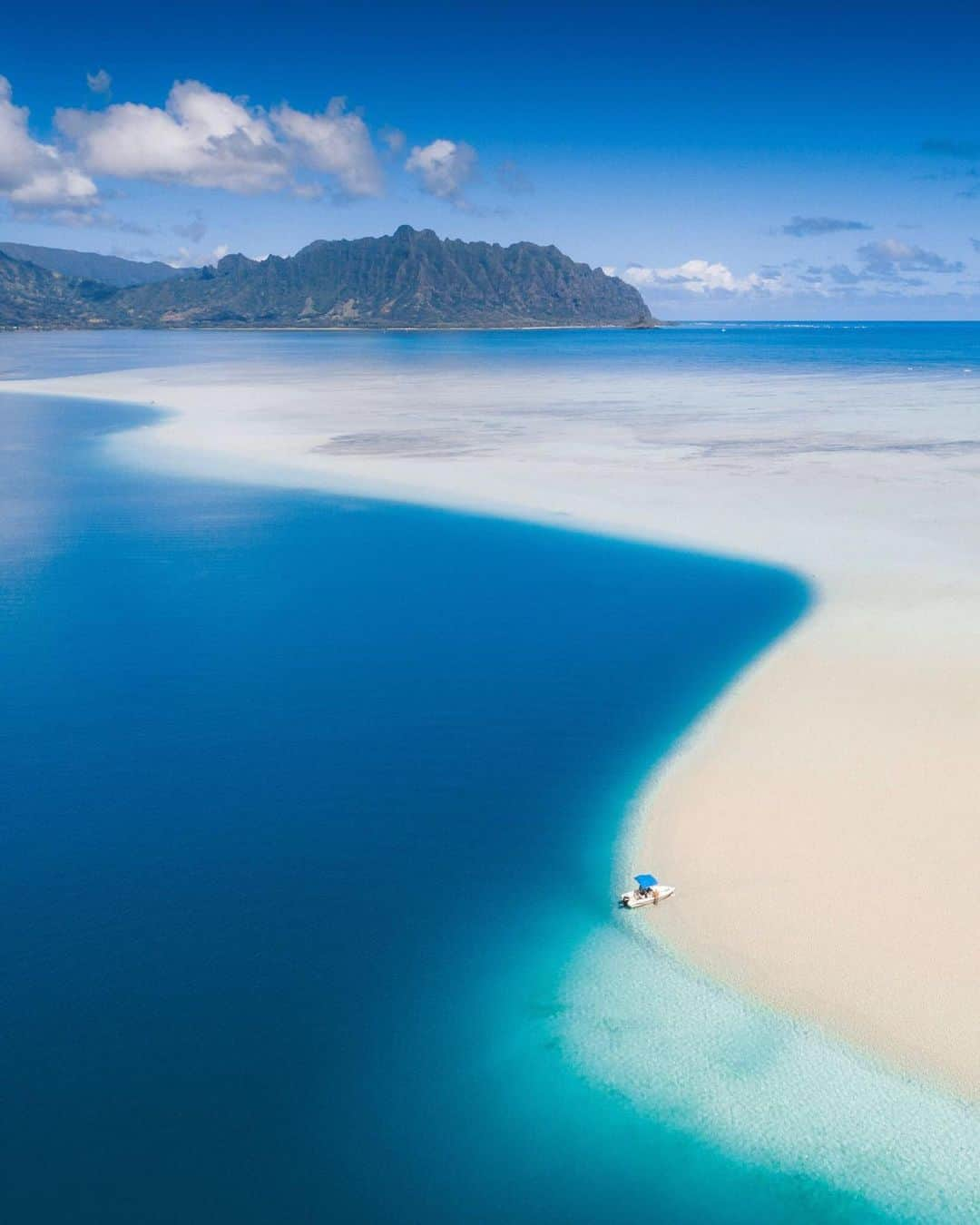 ハワイアン航空さんのインスタグラム写真 - (ハワイアン航空Instagram)「For days when you just want to get away 😌. Tag someone you would bring here. #ScenicSunday 📍 Kāneʻohe Sandbar, O‘ahu 📷 @Sirkaick ⠀⠀⠀⠀⠀⠀⠀⠀⠀ . . . #ExploreHawaii #GlimpseofHawaii #NakedHawaii #HawaiiUnchained #AlohaOutdoors #LetHawaiiHappen #Hawaii #KaneoheSandbar #Oahu」5月6日 4時43分 - hawaiianairlines