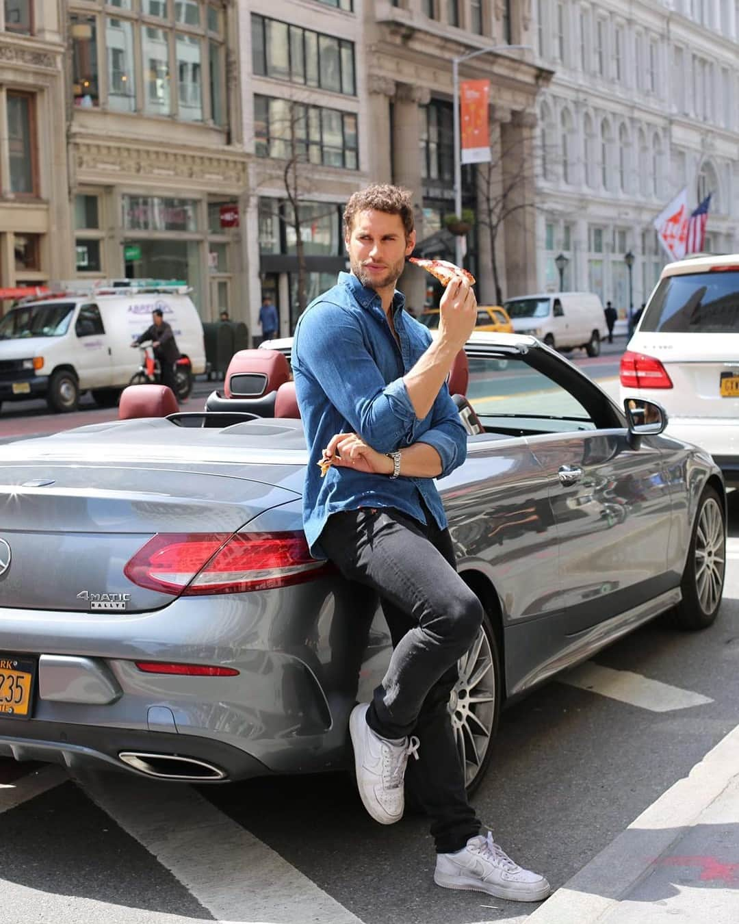 フランコ・ノリエガさんのインスタグラム写真 - (フランコ・ノリエガInstagram)「PIZZA 🖤 LOVER . . . #pizza #veganpizza #newyork #mercedesbenz #sunday #casual #food #streetstyle #nycfood」5月6日 4時38分 - franconorhal