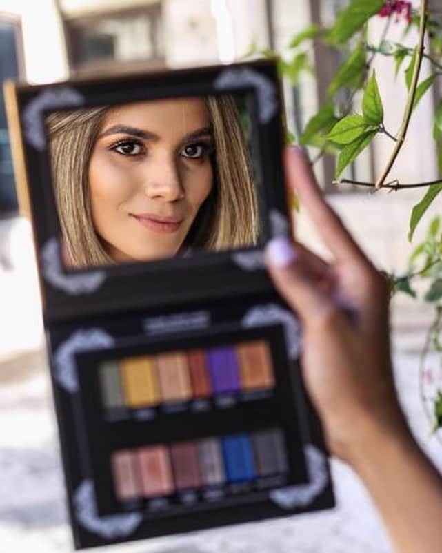 COVERGIRLさんのインスタグラム写真 - (COVERGIRLInstagram)「Celebrate #CincodeMayo with a muy caliente beat. 🇲🇽 @carlanunez_ loves the opulent golds, regal blues and intensely pigmented colors in the 'Reign' Eyeshadow Palette to create a bright and bold look. Available at @walmart! #COVERGIRLMADE #COVERGIRLCrueltyFree #CrueltyFree」5月6日 4時40分 - covergirl