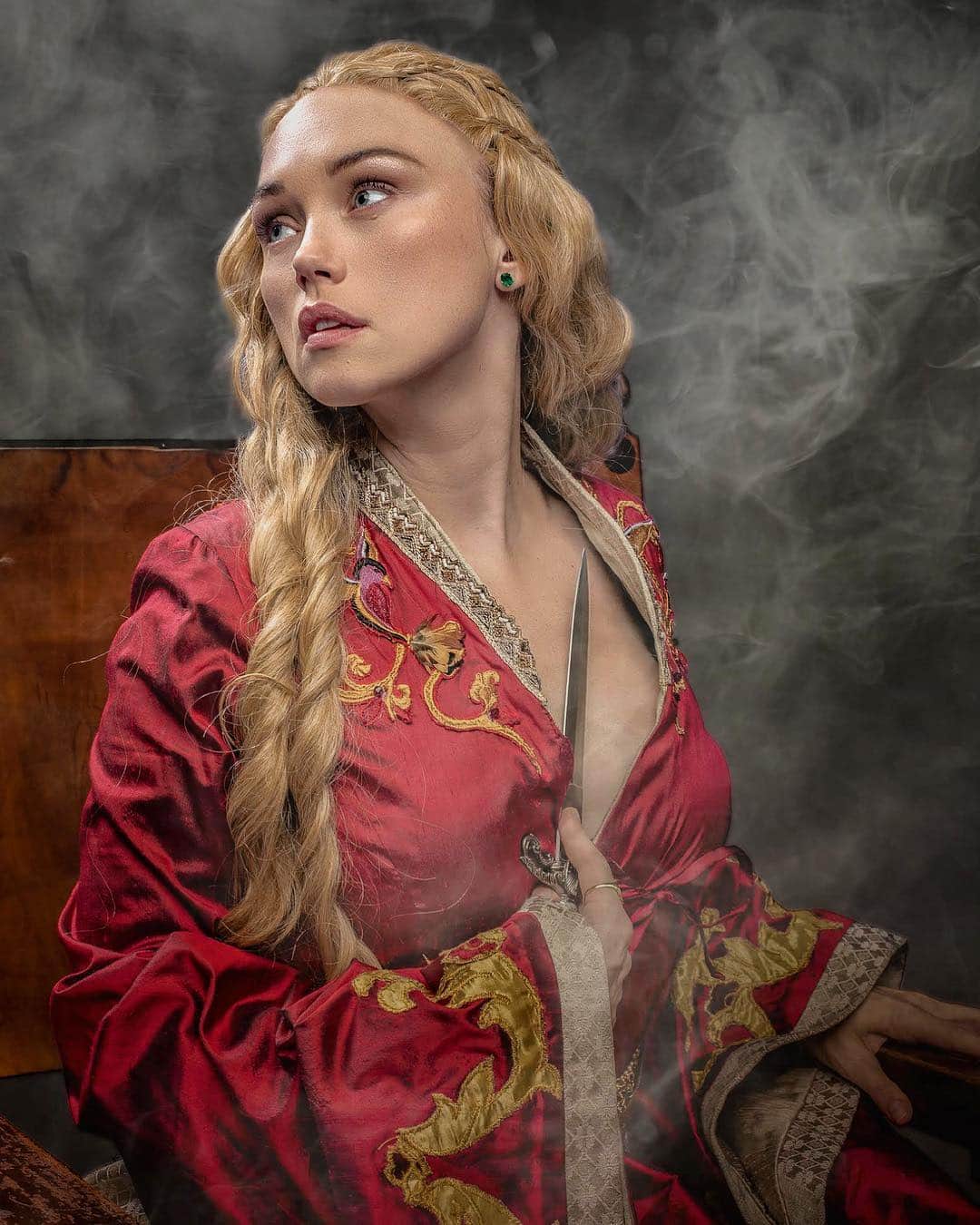 クレア・グラントさんのインスタグラム写真 - (クレア・グラントInstagram)「I missed my favorite evil queen last week. Happy to have her back tonight. But let’s be real- who else is excited to see Jamie put a sword through her heart in ep5?? #GoT #Cersei • • • Stunning dress made by @fireflypath  Photo by @joe.rubinstein for his book Costumed Play.」5月6日 4時40分 - claregrant