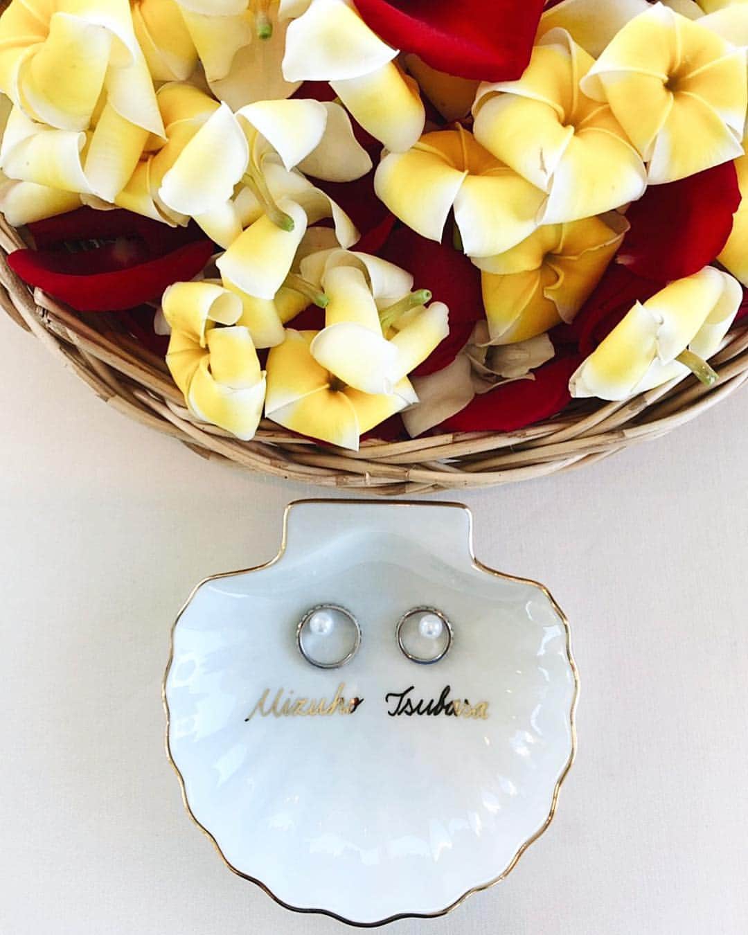 小西翼さんのインスタグラム写真 - (小西翼Instagram)「. flower showerのPlumeria🌺 . ring pillow もお気に入り🐚💍✨ . . 結婚式のこと何も分からなくて 1ヶ月前に頼んだring pillow😂笑 . #hawaii#wedding#hawaiiwedding #ブライダル#ハワイブライダル #リングピロー#ringpillow」5月6日 4時40分 - tucha_k