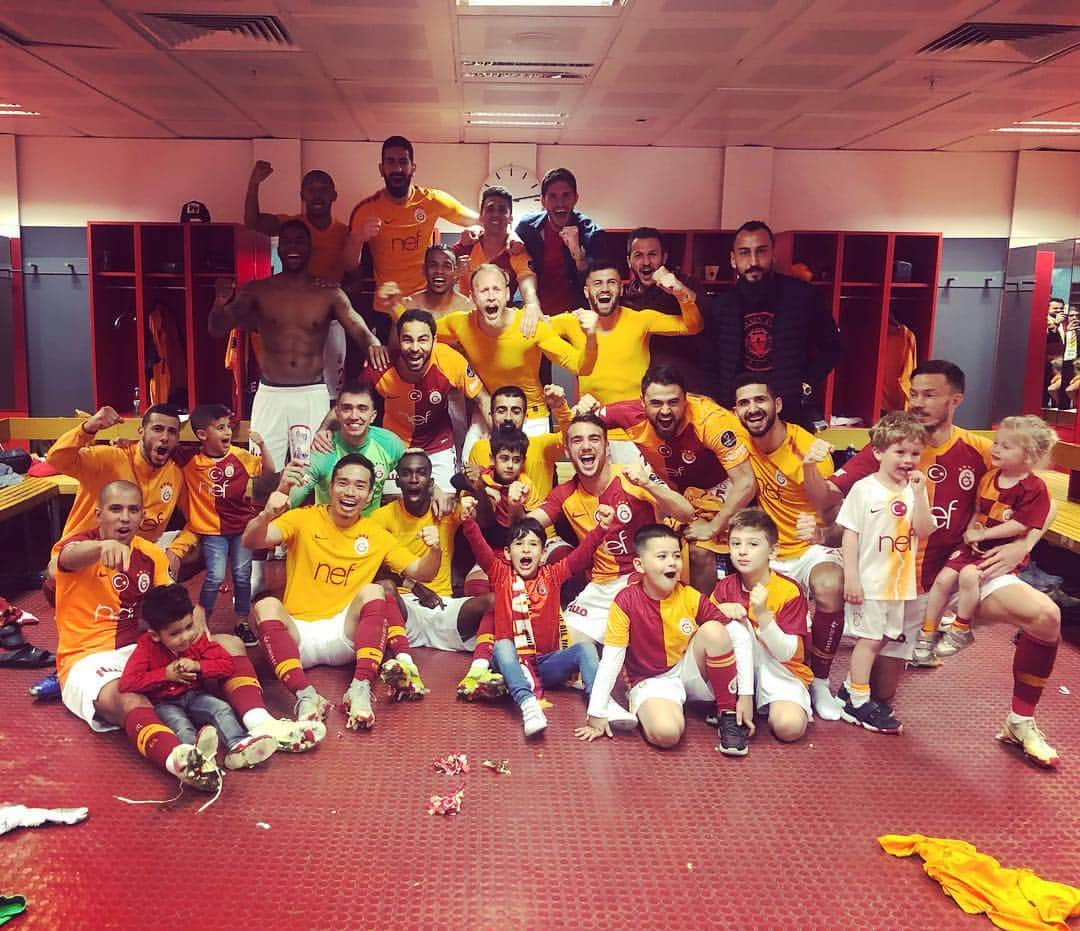 セミフ・カヤのインスタグラム：「💛❤️ @galatasaray  #son3+1 😉」