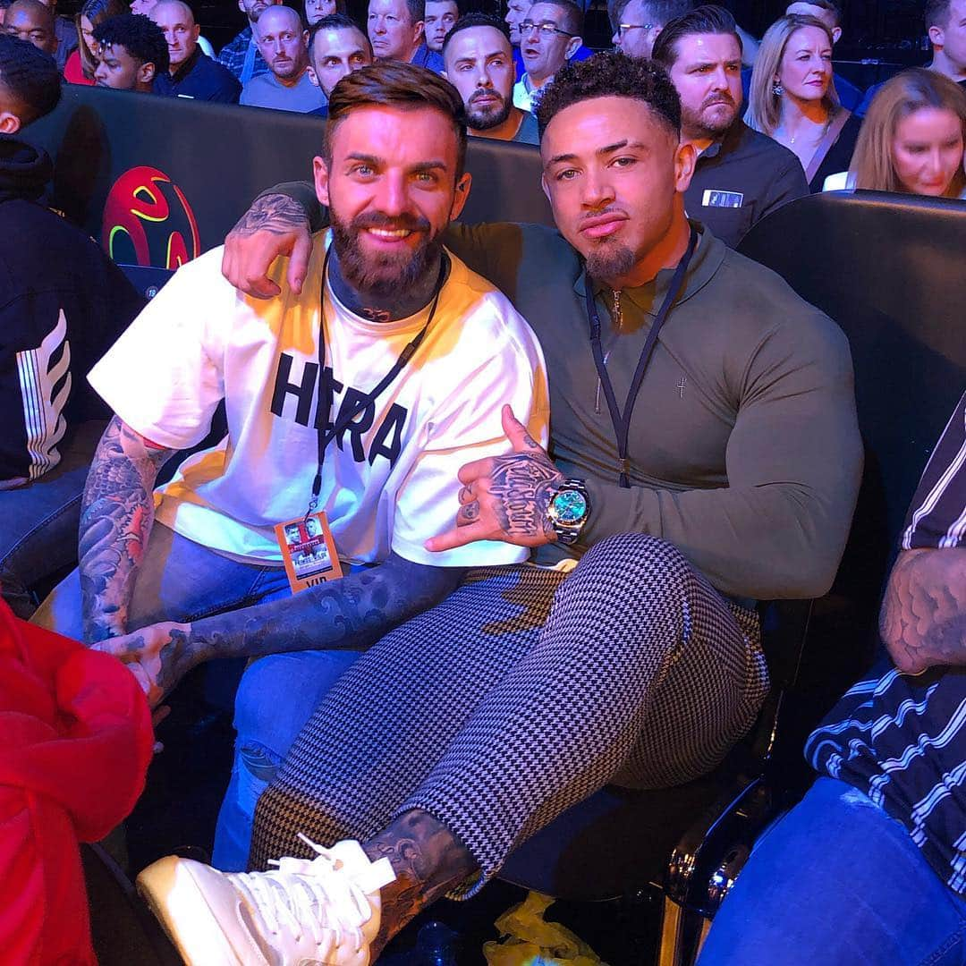 アシュリー・ケインさんのインスタグラム写真 - (アシュリー・ケインInstagram)「Good to catch up with my old mate @aaroncgshore last night at @bellatormma 🤜🏾💥🤛🏻 I remember our chats back in the day way before MMA and Geordie Shore bro and proud of what you’ve achieved! Keep going and see you in 7 weeks mate, I wanna see a knockout! 👊🏾💥」5月6日 4時49分 - mrashleycain