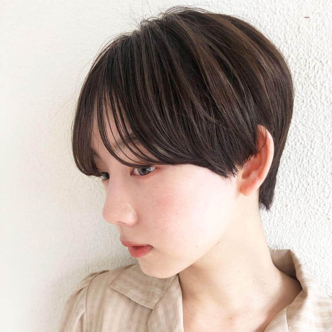 Yanagihara Hirokiさんのインスタグラム写真 - (Yanagihara HirokiInstagram)「シンプルに丁寧に✂︎✂︎ ・ ナチュラルの中にもしっかりとこだわりのある技術で似合うステキなhairstyleをご提案させていただきます。 ・ GWは明日がオススメです。 ・ ・ 気になる方は きっとなりたいショートがあるはず✂︎✂︎ ・ ・ ショートにしたい方必見です。 ・ 写真でパッと見ただけでは前髪の長さ、耳掛けしていると分からない長さ、後ろの長さに疑問ありませんか？ ・ ・ しっかりと写真を見て理解した上でカットが大切です。 ・ ・ 撮影の経験もヘアスタイルを切る上でとても重要です。 ・ ・ 気になるヘアスタイルありましたら保存していただいてお見せ下さい。 ==================== 表参道駅近 アフロートディル 南青山5-6-26 青山246ビル4階 03-5778-0386 ・ ・ #ショートヘア#ショートカット#ショートウルフ#おしゃれショート#前髪カット#パーマヘア#ショートパーマ#比留川游#長澤まさみ#広瀬すず#ボブヘア#lala_hair #ショートヘア#ショートカット#パーマヘア#パーマ#前髪パーマ#悩み解決#イメチェン#渋谷#新宿#表参道#銀座#ヘアスタイル 03-57789-0386」5月5日 19時58分 - yanagihara_hiroki