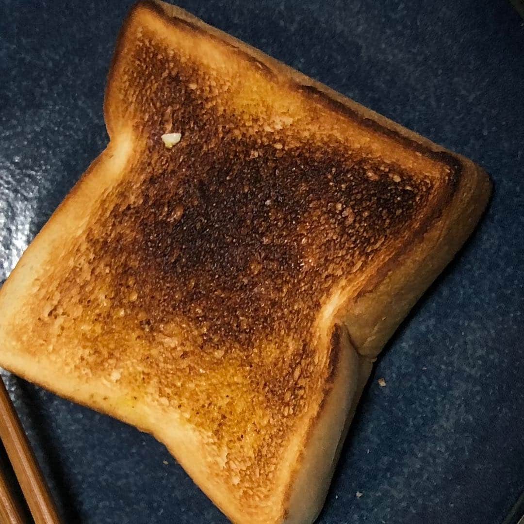 のインスタグラム：「まただ💢あれだな💢トースターを買い変えよう💢私にはパンを焼くセンスねーなー」
