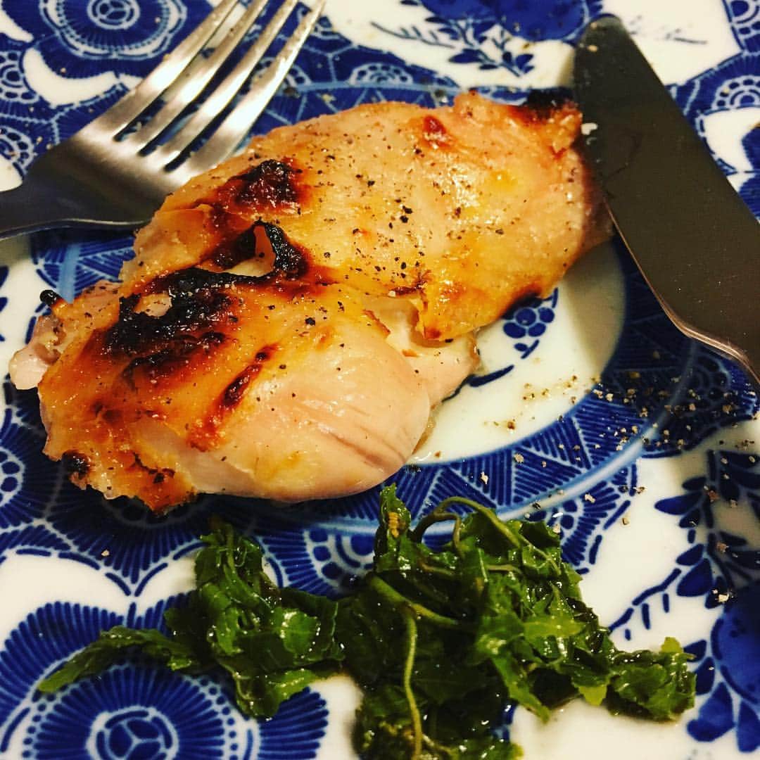 井上荒野さんのインスタグラム写真 - (井上荒野Instagram)「鶏をグリルで焼いて山椒の醤油漬けをのせて食べる。ものすごく簡単で、ありえないほど旨い。ポロ葱をベーコンと煮たのもヒットでした。」5月5日 19時58分 - arereno