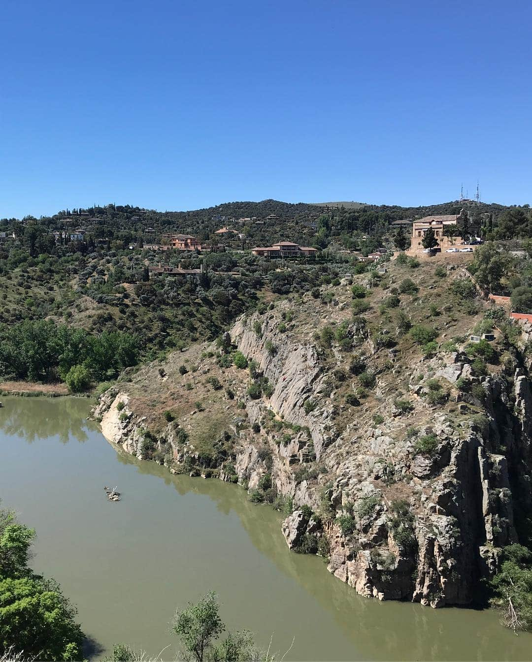 西岡良仁さんのインスタグラム写真 - (西岡良仁Instagram)「Toledo旅行楽しかった！ 一人で旅行初めてやったし、緊張したけどいろんな所歩き回って色んな物見れて良かった^_^ Toledoの人達いい人ばっかりやったなー  Had a great time in Toledo!」5月5日 20時04分 - yoshihito0927