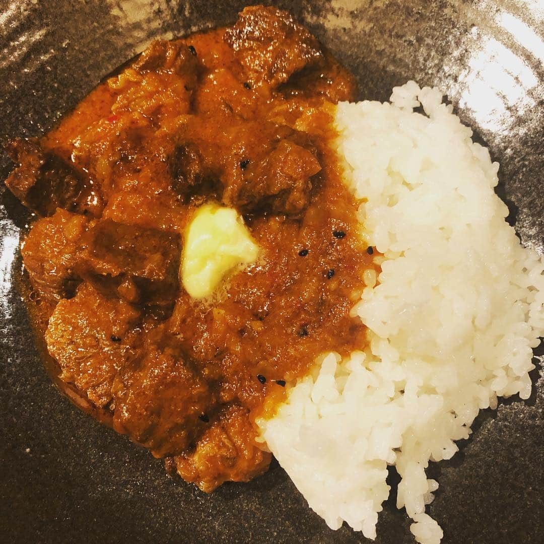 ひうらさとるさんのインスタグラム写真 - (ひうらさとるInstagram)「田中畜産の1000食瞬殺したという大人気タナカレー（牛スネ肉とカレースパイスのセット）で子どもの日らしくカレー！ （て、子どもが食べれるレベルの辛さじゃなかったので急遽子ども用には別にレトルトを…٩( ᐛ )و） 肉汁の油で玉ねぎをじっくり炒めたのでトロトロで美味しく出来たー。 #タナカレー #田中畜産」5月5日 20時05分 - marikosatoru