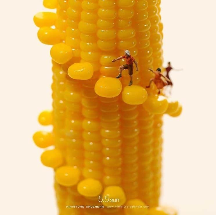 ValGarlandさんのインスタグラム写真 - (ValGarlandInstagram)「🌽 #SundayFunday 🌽 via @tanaka_tatsuya 🌽 #art #miniature #corntower #yellow #loveyellow #fun #loveart #bankholidayweekend 🌽」5月5日 20時06分 - thevalgarland