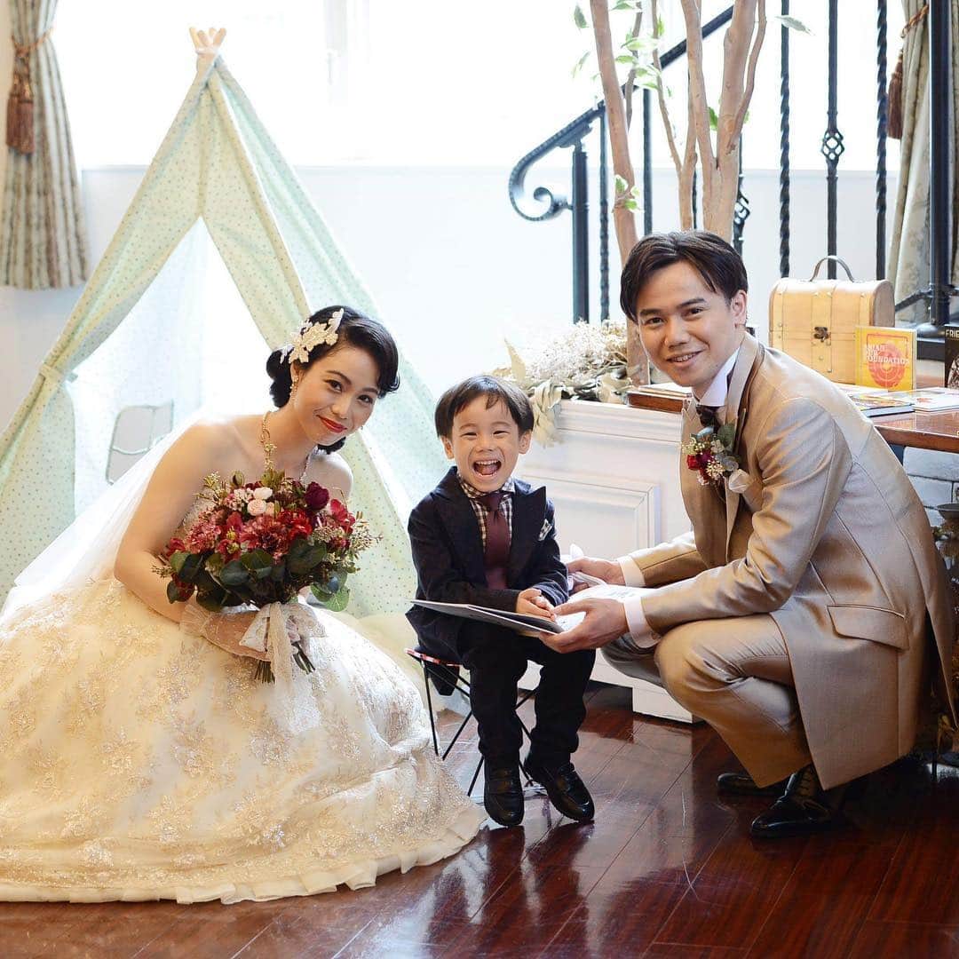 のインスタグラム：「【こどもの成長を感じる結婚式👦💞】﻿ こんばんは！ハナレポ編集部のがみこです🌟﻿ ﻿ 今日はこどもの日👶🧒👦👧﻿ お子様がいる方は、お祝いされるのでしょうか🎂﻿ ﻿ 今回ご紹介のまーみんさんの結婚式は、お子様が大活躍！﻿ 成長を感じるあたたかい式だったそうです💕﻿ ﻿ —————————————————————﻿ 👰まーみんさんのハナレポ📝﻿ https://www.weddingpark.net/hanarepo/3133/﻿ —————————————————————﻿ 本日のストーリーズからも飛べます✈️﻿ ﻿ ファーストミート、フラッグボーイ、リングボーイなどなど、お子様の出番がたくさんあったまーみんさんの結婚式。﻿ お子様はそれをすべてしっかりとこなしてくれたことがとっても嬉しかったそう☺️✨﻿ ﻿ 他にも、パパママ婚だからできるパパママゲストやちびっこゲストへのおもてなしが盛りだくさんで、とっても勉強になりました👏﻿ ﻿ //////////////////////////////﻿ #ウエパ と #ハナレポ をつけて﻿ 投稿してください❣️﻿ 素敵な投稿は @weddingpark で﻿ ご紹介させていただきます！﻿ //////////////////////////////﻿ ﻿ #ハナレポ #ウエパ #ウエディングパーク #日本中の卒花嫁さんと繋がりたい #日本中のプレ花嫁さんと繋がりたい #2020春婚 #2020夏婚 #2020秋婚 #2020冬婚 #weddingpark #プレ花嫁準備 #ロルドの森 #theforestoflold #パパママ婚 #お子様ゲスト #ちびっこゲスト #こどもの日」