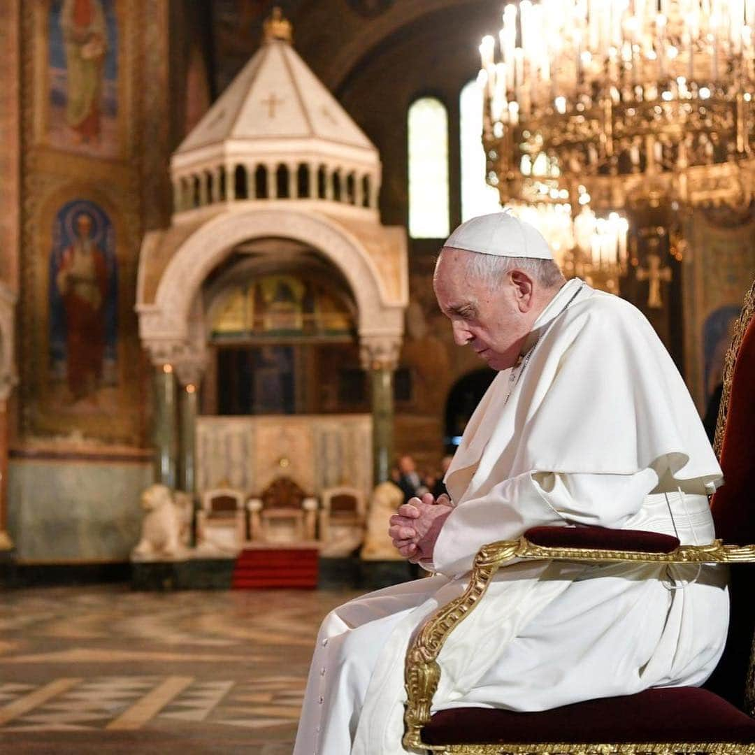 フランシスコ（ローマ教皇）さんのインスタグラム写真 - (フランシスコ（ローマ教皇）Instagram)「EN: Today I prayed in memory of Saints Cyril and Methodius, the evangelizers of the Slavic peoples.  As evidence of my esteem and affection for this venerable Orthodox Church of Bulgaria, I have had the joy of greeting and embracing my brother, His Holiness Patriarch Neofit and the Metropolitans of the Holy Synod.  PT: Hoje rezei em memória dos Santos Cirilo e Metódio, evangelizadores dos povos eslavos. Movido pelo desejo de manifestar estima e afeto a esta venerada Igreja Ortodoxa da Bulgária, tive a alegria de saudar e abraçar, anteriormente, o meu irmão Patriarca, Sua Santidade Neofit, bem como os Metropolitas do Santo Sínodo.  ES: Hoy he rezado recordando a los santos Cirilo y Metodio, evangelizadores de los pueblos eslavos. Con el deseo de manifestar mi estima y afecto a esta venerada Iglesia ortodoxa de Bulgaria, tuve la alegría de saludar y abrazar a mi hermano Su Santidad Neofit, Patriarca, como también a los Metropolitas del Santo Sínodo.  IT: Oggi ho pregato nel ricordo dei Santi Cirillo e Metodio, evangelizzatori dei popoli slavi. Nel desiderio di manifestare stima e affetto a questa venerata Chiesa ortodossa di Bulgaria, ho avuto la gioia di salutare e abbracciare, in precedenza, il mio Fratello Sua Santità Neofit, Patriarca, come pure i Metropoliti del Santo Sinodo.  FR: Aujourd'hui, j'ai prié dans le souvenir des saints Cyrille et Méthode, évangélisateurs des peuples slaves. Avec le désir de manifester estime et affection à cette vénérable Église orthodoxe de Bulgarie, j’ai eu la joie de saluer et d’embrasser, auparavant, mon Frère Sa Sainteté le Patriarche Neofit, ainsi que les Métropolites du Saint Synode.  DE: Heute habe ich im Gedenken an die Heiligen Cyrill und Methodius, Glaubensboten der slawischen Völker, gebetet. Mit dem Wunsch, der ehrwürdigen orthodoxen Kirche Bulgariens Wertschätzung und Zuneigung zum Ausdruck zu bringen, hatte ich die Freude, vorher meinen Bruder Seine Heiligkeit Patriarch Neofit wie auch die Metropoliten des Heiligen Synods zu begrüßen und zu umarmen.  #ViaggioApostolico #ApostolicJourney #ViagemApostólica #ViajeApostolico」5月5日 20時15分 - franciscus