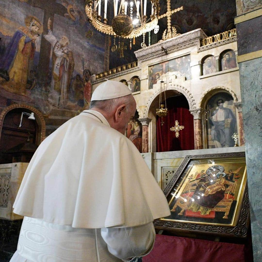 フランシスコ（ローマ教皇）さんのインスタグラム写真 - (フランシスコ（ローマ教皇）Instagram)「EN: Today I prayed in memory of Saints Cyril and Methodius, the evangelizers of the Slavic peoples.  As evidence of my esteem and affection for this venerable Orthodox Church of Bulgaria, I have had the joy of greeting and embracing my brother, His Holiness Patriarch Neofit and the Metropolitans of the Holy Synod.  PT: Hoje rezei em memória dos Santos Cirilo e Metódio, evangelizadores dos povos eslavos. Movido pelo desejo de manifestar estima e afeto a esta venerada Igreja Ortodoxa da Bulgária, tive a alegria de saudar e abraçar, anteriormente, o meu irmão Patriarca, Sua Santidade Neofit, bem como os Metropolitas do Santo Sínodo.  ES: Hoy he rezado recordando a los santos Cirilo y Metodio, evangelizadores de los pueblos eslavos. Con el deseo de manifestar mi estima y afecto a esta venerada Iglesia ortodoxa de Bulgaria, tuve la alegría de saludar y abrazar a mi hermano Su Santidad Neofit, Patriarca, como también a los Metropolitas del Santo Sínodo.  IT: Oggi ho pregato nel ricordo dei Santi Cirillo e Metodio, evangelizzatori dei popoli slavi. Nel desiderio di manifestare stima e affetto a questa venerata Chiesa ortodossa di Bulgaria, ho avuto la gioia di salutare e abbracciare, in precedenza, il mio Fratello Sua Santità Neofit, Patriarca, come pure i Metropoliti del Santo Sinodo.  FR: Aujourd'hui, j'ai prié dans le souvenir des saints Cyrille et Méthode, évangélisateurs des peuples slaves. Avec le désir de manifester estime et affection à cette vénérable Église orthodoxe de Bulgarie, j’ai eu la joie de saluer et d’embrasser, auparavant, mon Frère Sa Sainteté le Patriarche Neofit, ainsi que les Métropolites du Saint Synode.  DE: Heute habe ich im Gedenken an die Heiligen Cyrill und Methodius, Glaubensboten der slawischen Völker, gebetet. Mit dem Wunsch, der ehrwürdigen orthodoxen Kirche Bulgariens Wertschätzung und Zuneigung zum Ausdruck zu bringen, hatte ich die Freude, vorher meinen Bruder Seine Heiligkeit Patriarch Neofit wie auch die Metropoliten des Heiligen Synods zu begrüßen und zu umarmen.  #ViaggioApostolico #ApostolicJourney #ViagemApostólica #ViajeApostolico」5月5日 20時15分 - franciscus