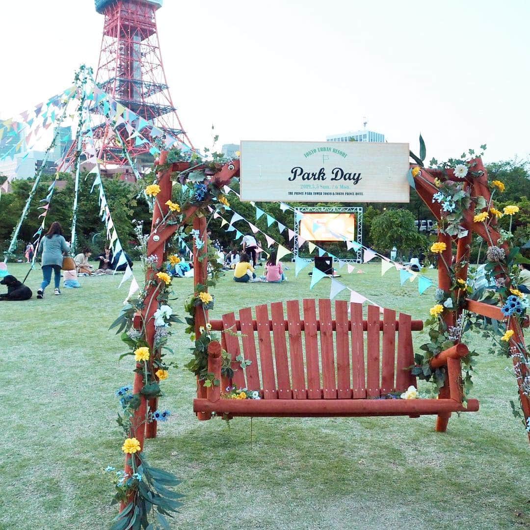 ザ・プリンス パークタワー東京さんのインスタグラム写真 - (ザ・プリンス パークタワー東京Instagram)「ピクニックイベント「PARK DAY」1日目終了です。ご来場いただいたみなさま、ありがとうございました。 ﻿ ﻿ カラフルなガーランドやタープでフォトジェニックに彩られた公園で、シネマやブッフェなど都会のピクニックをお楽しみいただきました。﻿ 「PICNIC PARK」に登場したブランコのフォトスポットでは、東京タワーとともに思い出の一枚を撮影いただけます！ ﻿ 「PARK DAY」は明日も開催！みなさまのご来場をお待ちしております。﻿ ﻿ ＜「PARK DAY」Instagramキャンペーン＞﻿ 2019.5.5 Sun.-5.12 Sun.﻿ 詳細はプロフィール欄の「PARK DAY」Webサイトへ。 ﻿ ﻿ #parkday #tokyourbanresort #ザプリンスパークタワー東京 #princeparktowertokyo #picnic #大人のピクニック #tokyotower #東京タワー #outdoor #アウトドア　#ガーランド #ブランコ」5月5日 20時24分 - princeparktowertokyo