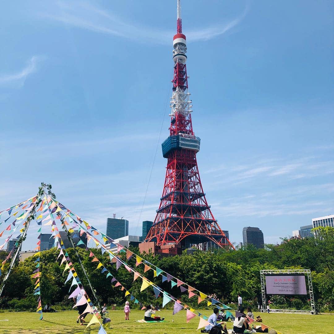 ザ・プリンス パークタワー東京さんのインスタグラム写真 - (ザ・プリンス パークタワー東京Instagram)「ピクニックイベント「PARK DAY」1日目終了です。ご来場いただいたみなさま、ありがとうございました。 ﻿ ﻿ カラフルなガーランドやタープでフォトジェニックに彩られた公園で、シネマやブッフェなど都会のピクニックをお楽しみいただきました。﻿ 「PICNIC PARK」に登場したブランコのフォトスポットでは、東京タワーとともに思い出の一枚を撮影いただけます！ ﻿ 「PARK DAY」は明日も開催！みなさまのご来場をお待ちしております。﻿ ﻿ ＜「PARK DAY」Instagramキャンペーン＞﻿ 2019.5.5 Sun.-5.12 Sun.﻿ 詳細はプロフィール欄の「PARK DAY」Webサイトへ。 ﻿ ﻿ #parkday #tokyourbanresort #ザプリンスパークタワー東京 #princeparktowertokyo #picnic #大人のピクニック #tokyotower #東京タワー #outdoor #アウトドア　#ガーランド #ブランコ」5月5日 20時24分 - princeparktowertokyo