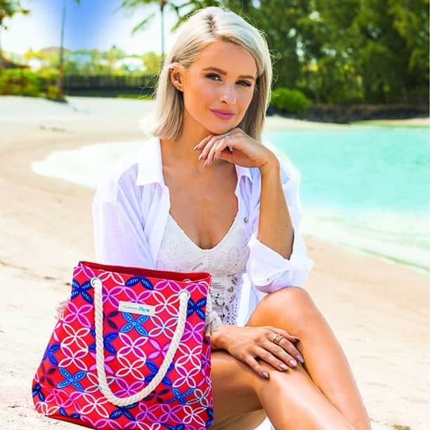 ClarinsUKさんのインスタグラム写真 - (ClarinsUKInstagram)「This year's National Summer Travel Offer is in collaboration with the gorgeous Victoria of . @inthefrow. ​Choose your 3 favourite products from Victoria’s travel essentials and take home a beautiful beach bag when you spend £70+. #Clarins #ItsAllAboutYou」5月5日 20時25分 - clarinsuk