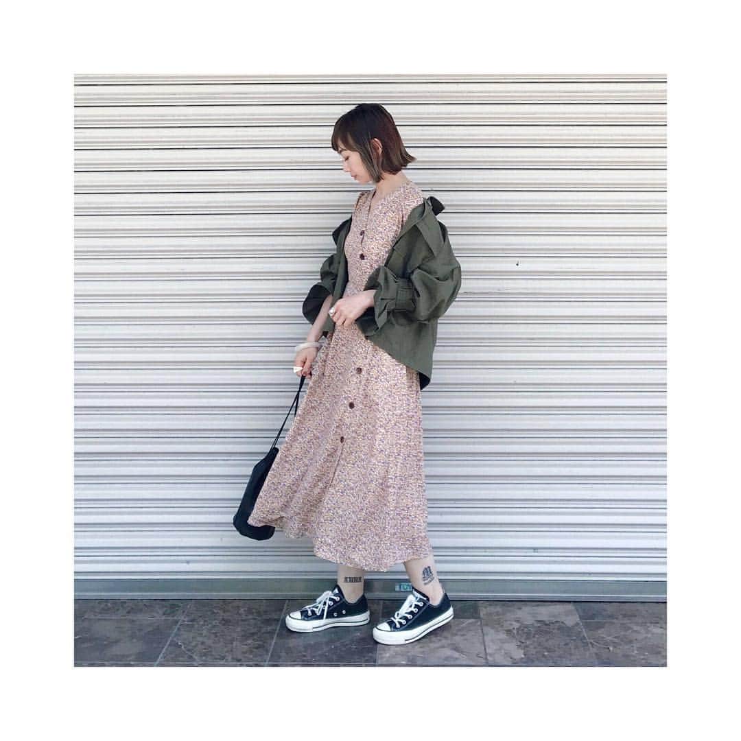 のインスタグラム：「👣 outer → @exsome_official bag → #thecase op → @mimitoujours @joint_space #mimitoujours#mimitoujours_style#pr (mtj311-0072) shoes → #converse . . . スパッツは @majicalslender_lve の 【 MAGICAL SLENDER 】 * swipeして3枚目まで見てね . 着用するだけて細く見える ★彡 強力着圧のおかげで履いた瞬間引き締めが凄いっ . ☝︎ https://bit.ly/2PxDz3H . #マジカルスレンダー #美脚 #むくみ解消 #足痩せ」