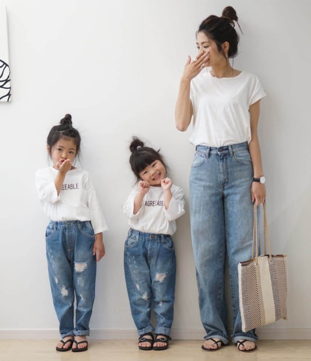 mocchiのインスタグラム：「2019.05.05 こんばんは🌝 ・ ・ 今日は子供の日ですね🎏 ・ 我が家は男の子が居ないので、あんまり関係ないですが😂 ・ ・ 一応、ちまきを買って食べたよ🤤 ・ ・ こっちゃんは、葉っぱの匂いが臭いって言って食べなかったけど🌱← ・ ・ 長かった10連休だったけど、義実家へ3日間お泊まりに行ってたからなのか あっという間の10日間だったなー💭 ・ ・ ・ 小春たちも3日間、義実家へお泊まりに行ってる間に プールに連れて行ってもらったり、スーパー銭湯やケーキ作りとか色々させてもらったみたい😌✨ ・ 特に遠出はしてないけど、あたしもゆっくり出来たし←食べすぎて太ったけど ・ 意外と充実した10連休だった💪 ・ ・ 明後日から通常業務だーーーー ・ みなさん、共に休みボケから頑張りましょう！！ ・ ・ 👩🏻 tops.... ?? pants.... #ユニクロ#uniqlo#ハイライズワイドストレートジーンズ  shoes.... アーバンリサーチ ・ 👧🏻 tops.... #ブランシェス @branshes  pants.... #branshes  shoes.... ハワイアナス」