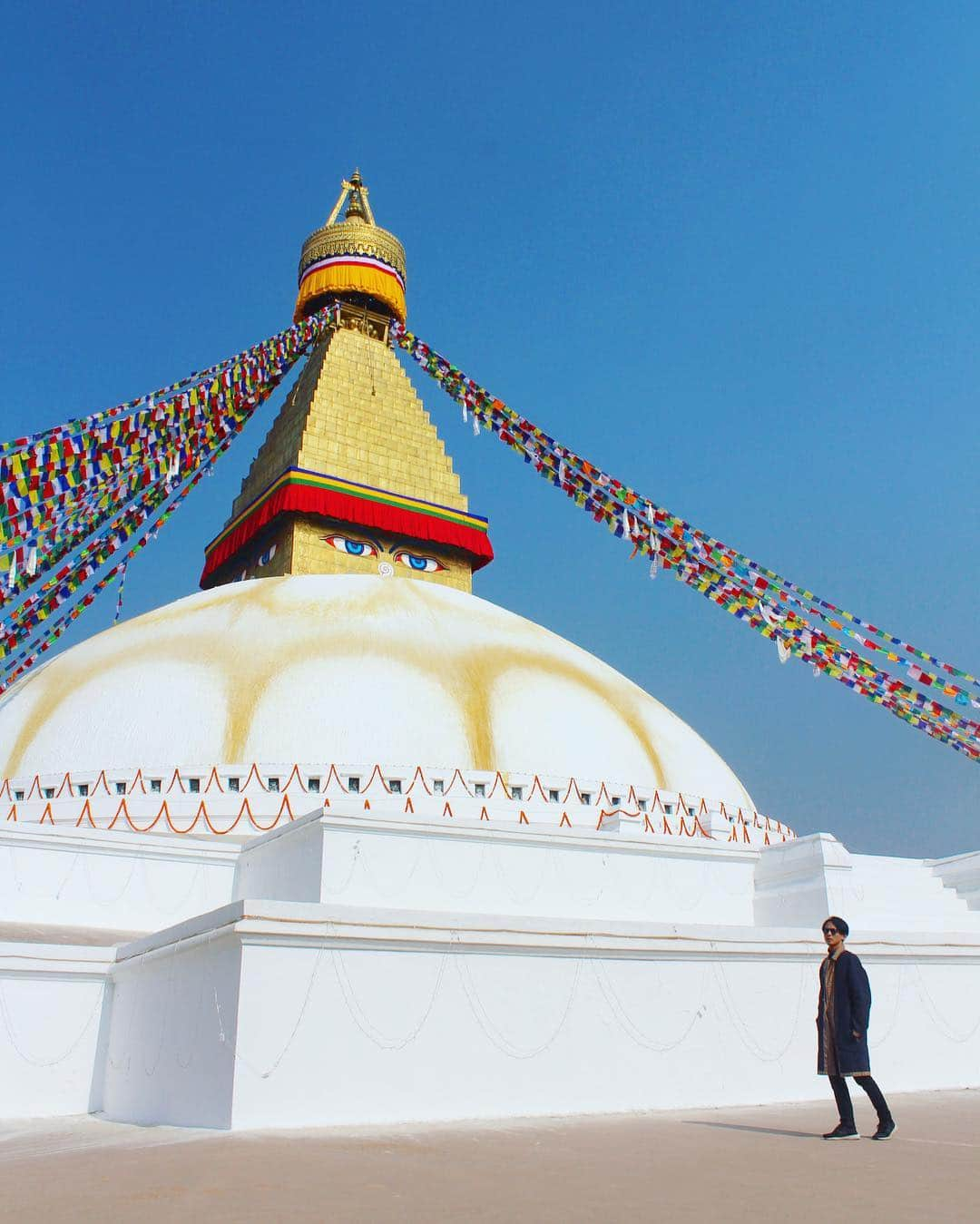 Yuya Oishiさんのインスタグラム写真 - (Yuya OishiInstagram)「ネパール最古の仏教寺院「スワヤンブナート」へ🚶‍♂🇳🇵﻿ ﻿ 2000年以上の歴史を誇る、世界遺産の寺院🙏﻿ ﻿ 黄金に輝くストゥーパ（仏塔）と5色の祈祷旗が美しい😍✨﻿ ﻿ ﻿  #nepal #kathmandu  #travelling #beautiful #travel #trip #journey #travelgram #love #happy #spain #swayambhunath  #instagood #sunnydays #worldheritage #photooftheday  #temple #traveler #fashion #instatravel #travellover  #ネパール #カトマンズ #海外 #海外旅行 #旅  #旅行  #海外生活 ﻿#スワヤンブナート #🇳🇵」5月5日 20時26分 - yuustaglam