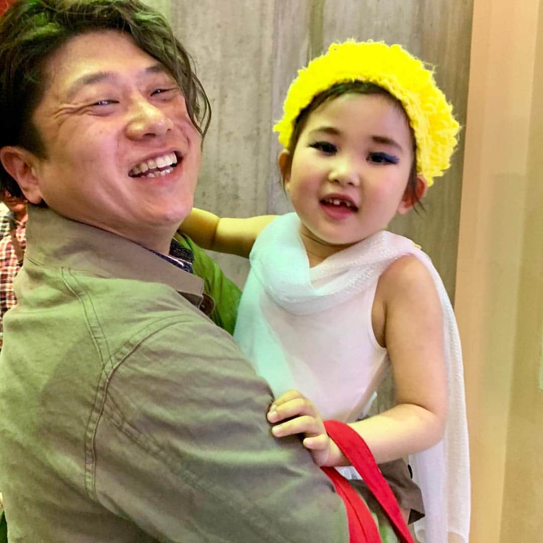 鴨志田由貴のインスタグラム：「本日は娘のバレエの発表会！なのだが、発表会＆プロのバレエダンサーの方々と通常のバレエの公演もあったので、見応えがありました。うちの娘ちゃんは歯抜けの天使が最後の役だったので終わったらそのまま写真撮影！ #バレエ発表会 #娘のバレエ」