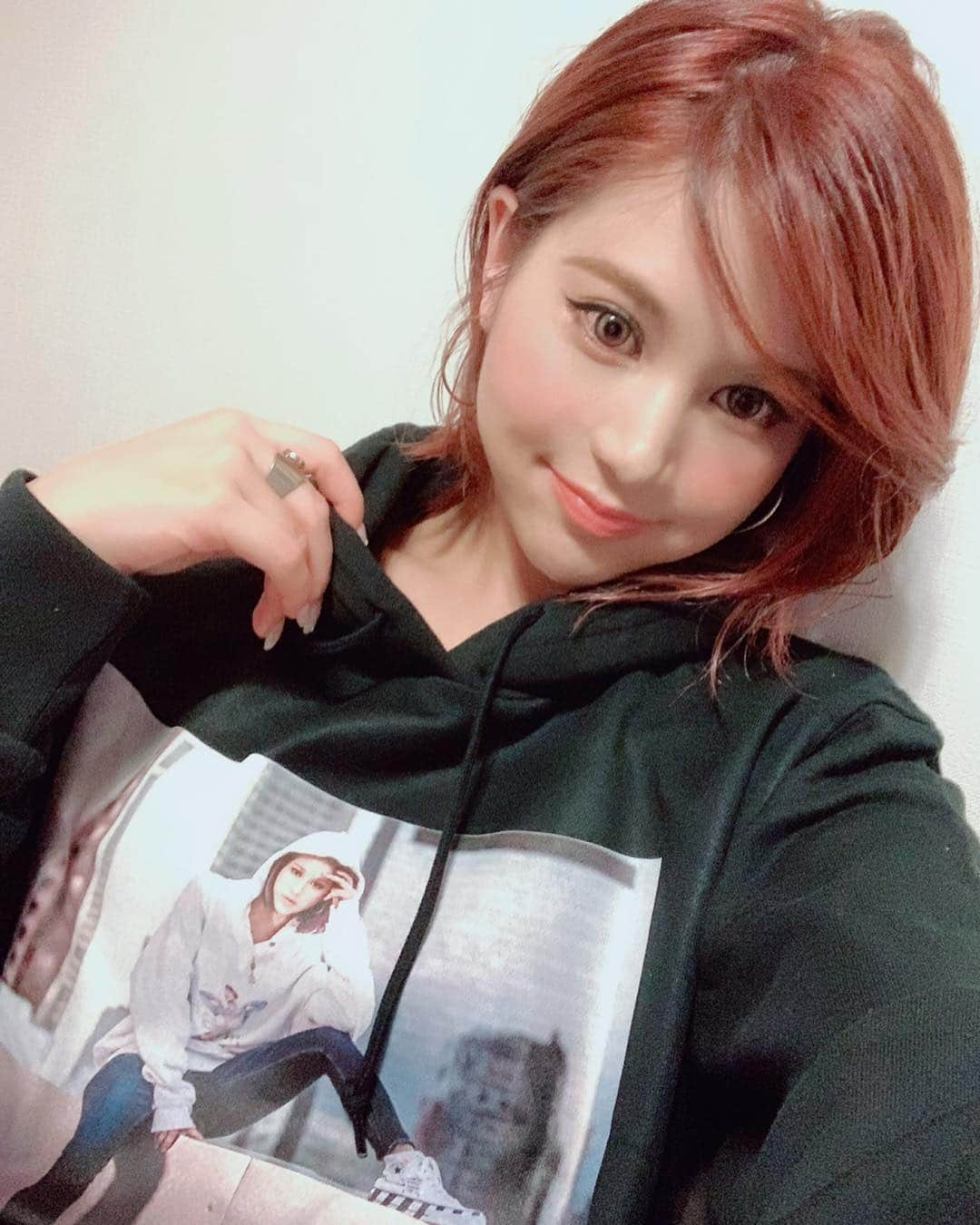 Yuriyaさんのインスタグラム写真 - (YuriyaInstagram)「ファンの方からもらった私のフーディーが普通に可愛くて着れる😂♥️いつもありがとうです😍⭐️ そして髪の毛赤にどっぷりハマってしまいまたまた神 @s4n5gooooo しんごにお願いした✨明るくしてってゆったら耳塞いでた😂😂 前髪っぽくしたら雰囲気がコリアンっぽくなったって言われた🤩 いつもありがとうです🙏⭐️ #原宿フィーネ #redhair #foodie」5月5日 20時38分 - yuriya_michelle