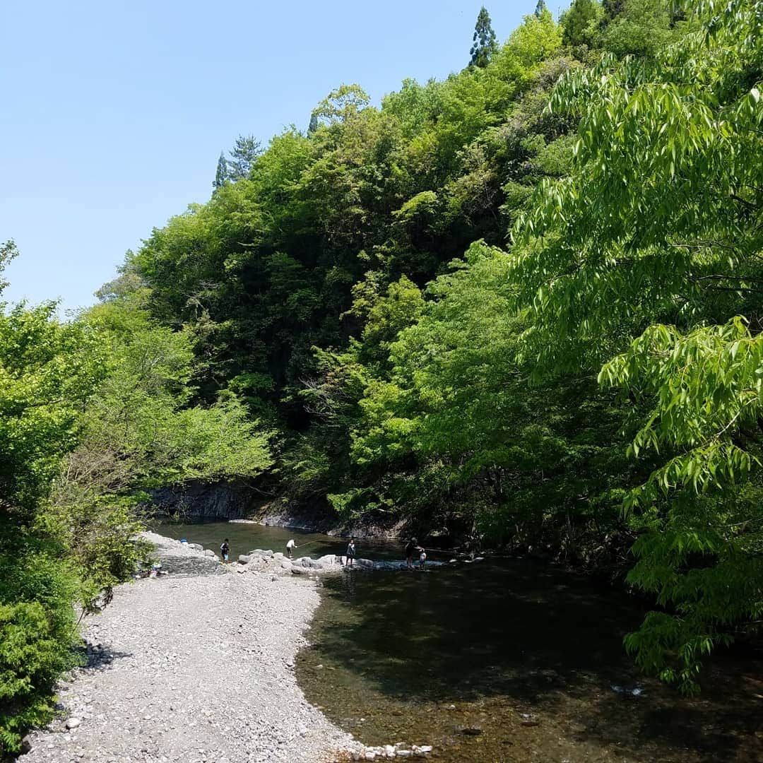 田畑竜介さんのインスタグラム写真 - (田畑竜介Instagram)「長男見事にヤマメを釣り上げた🎣  緑に囲まれた清流で 釣りと水遊び✨  マイナスイオンを たっぷり浴びました😊  #熊本県 #山都町  #青葉の瀬 #ヤマメ  #川釣り #川遊び」5月5日 20時39分 - tabacchi_rkb