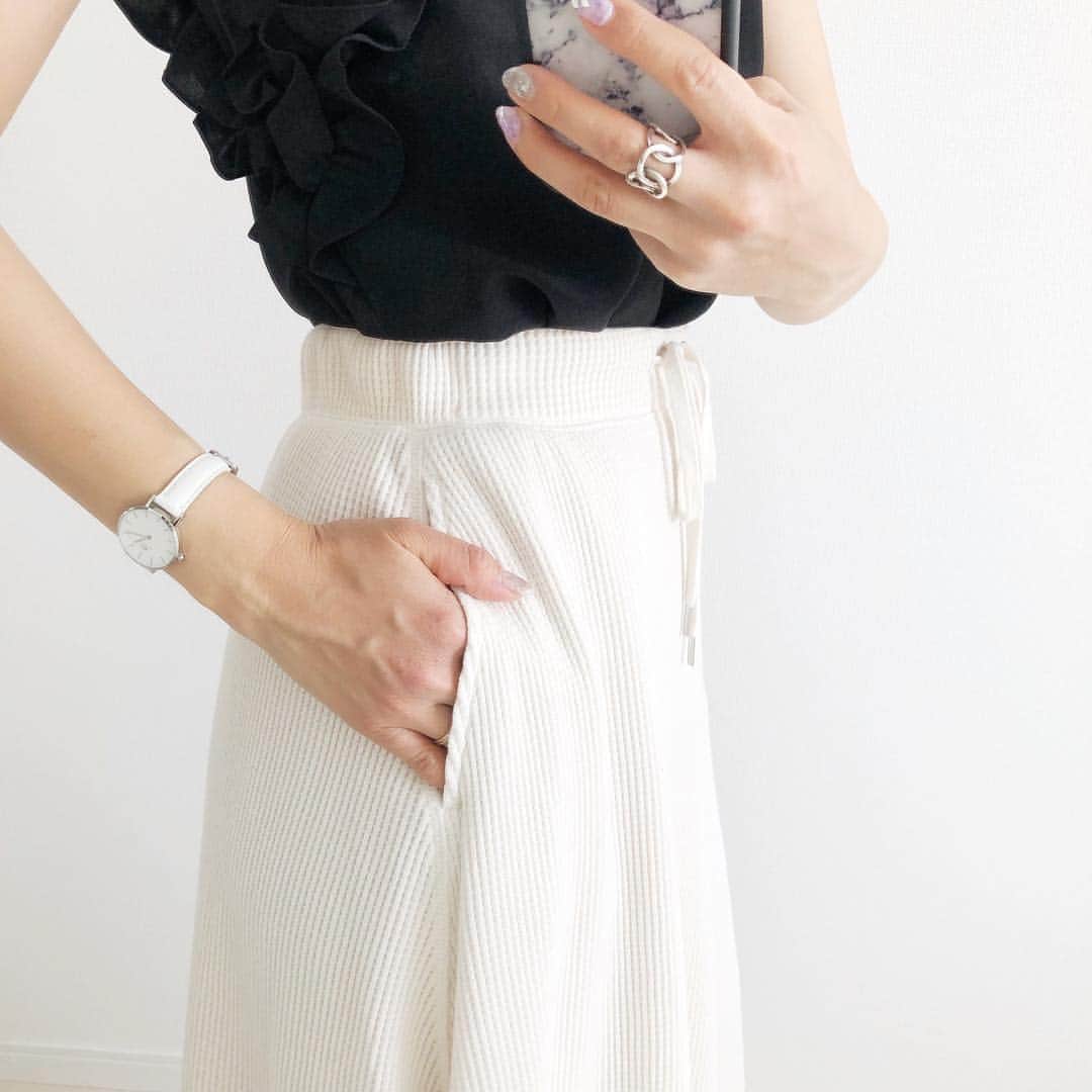 Miyoさんのインスタグラム写真 - (MiyoInstagram)「2019.5.5 ・ 発売を待ち望んでいたGU新作💙 #ワッフルフレアロングスカート 🥰 すっごく可愛いです💕 ・ トップスは袖口のフリルが二の腕をほっそり見せてくれます✨デザイン性があるので1枚で様になります🥰❤️ ・ 着用サイズなど、コーデ詳細はblogに書きました✍🏻💕 @miyopu のトップページからとべます☺️ ・ フリルブラウス… @lialapg #lialapg#liala_fashion#pr JointSpaceでは令和を記念してお得にお買い物ができるクーポンイベントを開催中です🌸 デニムジャケット…#gu ワッフルフレアロングスカート…#ジーユー 靴…#TEVA 、#コンバース バッグ…#ZARA#ザラ 、 @donobanweb ピアス… @zakkabox_ 時計…#ダニエルウェリントン ・ ・ ・ #ママコーデ#ママファッション#プチプラファッション#プチプラコーデ#シンプルコーデ#カジュアルコーデ#スニーカーコーデ#サンダル#テバ#パイソン#ユナイテッドアローズ#GUコーデ#GU購入品#大人gu部#大人可愛い#大人カジュアル#ロカリ#ママガール#locari」5月5日 20時43分 - miyopu