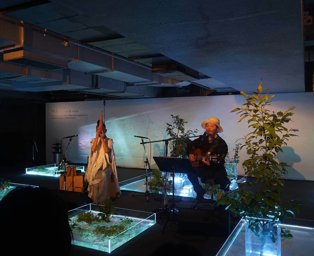 GINZA SONY PARK PROJECTさんのインスタグラム写真 - (GINZA SONY PARK PROJECTInstagram)「[Park Live]5/5(日・祝)のPark Liveは、青柳拓次×井原季子。 ギターと雅楽 笙の音色が、水畑に響き渡る今宵限りのライブでした。 次回5/10(金) 20:00～の出演アーティストは、TSUBAME／TOKYO HEALTH CLUBです。  @eatripcreatures #青柳拓次 #takujiaoyagi #littlecreatures #KAMAAINA #井原季子 #tokikoihara #ginzasonypark #GS89 #parklive #ginza #銀座 #eatrip #eatripcreatures #ライブ #ライブレポート」5月5日 20時44分 - ginzasonypark