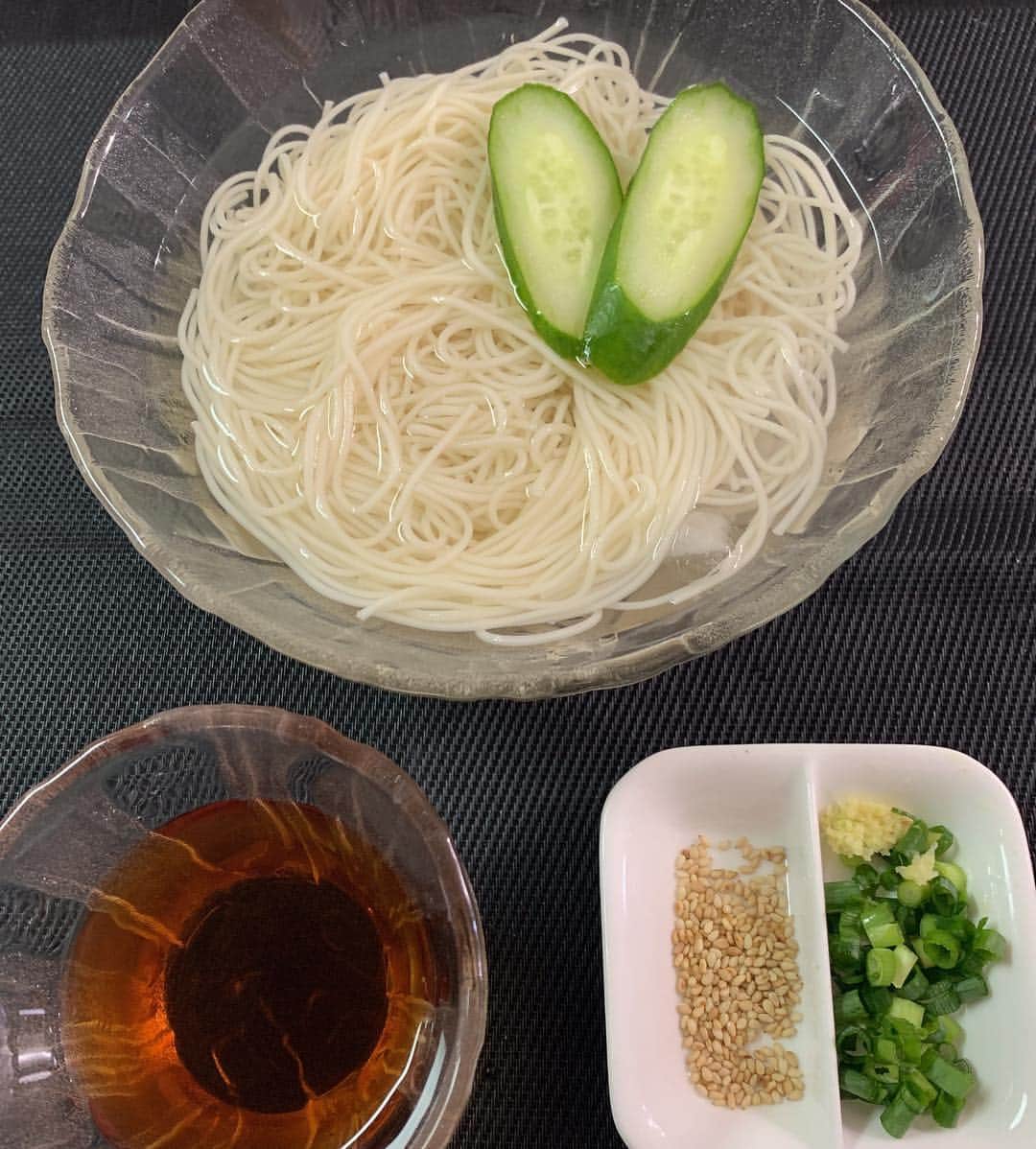 水谷雅子さんのインスタグラム写真 - (水谷雅子Instagram)「#晩御飯#おうちごはん #dinner  #リクエスト晩御飯 #そうめん #アジの和風おろしハンバーグ #アジのハンバーグ #万能かけぽん #シュガーレディ#sugarlady  #アボカドとトマトのサラダ #水谷雅子#水谷雅子beautybook50の私」5月5日 20時48分 - mizutanimasako