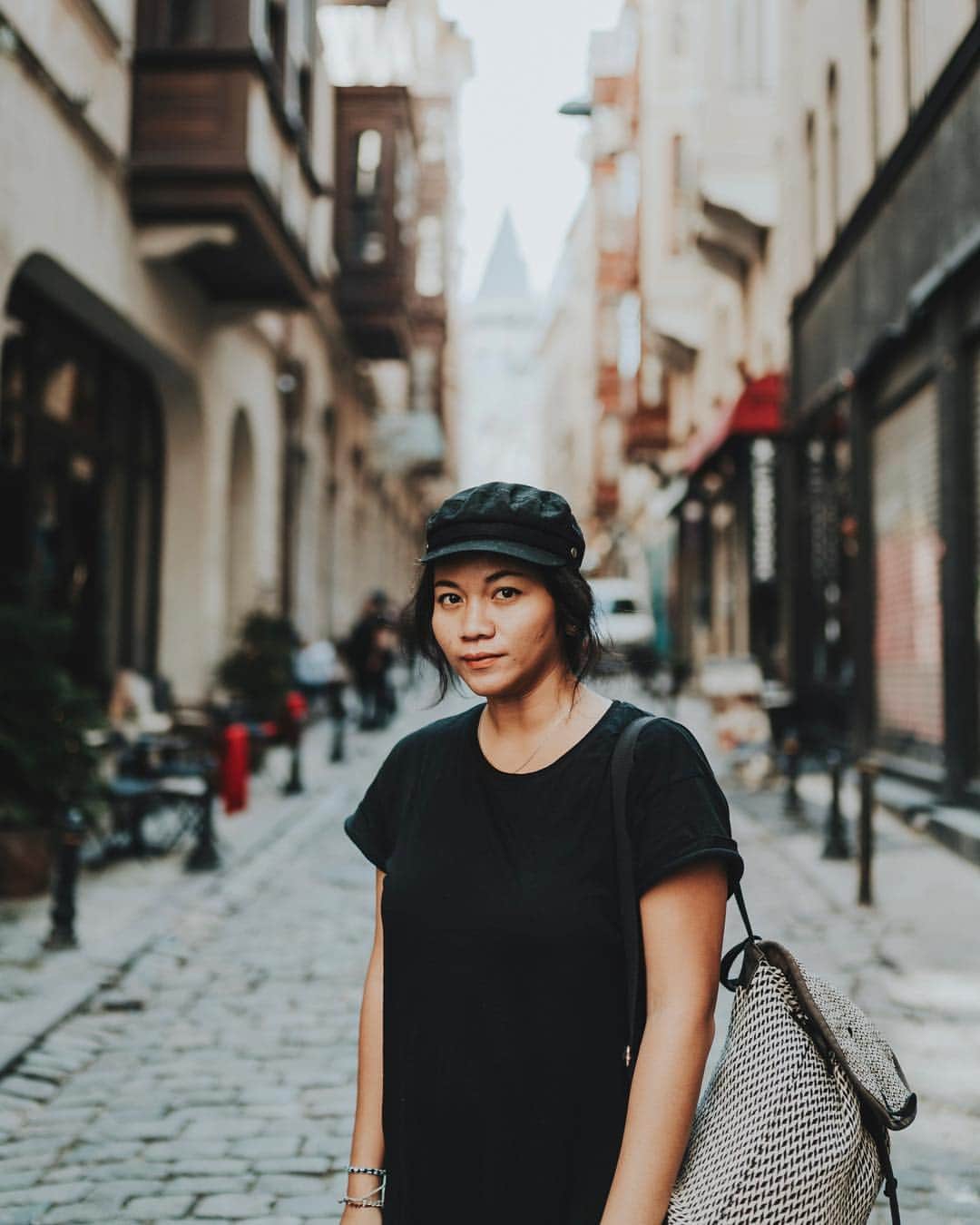 Putri Anindyaさんのインスタグラム写真 - (Putri AnindyaInstagram)「Souvenirs // in the short vacation in Istanbul, I got lucky enough to visit my favorite area two times. First and the last day. . In the last day, I was fortunate to be accompanied by the nicest @mgtenazas and @andredemello ! We strolled around Galata tower and to the Galata bridge together. We met so many cute cats and also took lots of pictures!  I don’t really like to post portrait of me but being in is Istanbul after 5 years is exceptional. These are the portrait of me that @mgtenazas took and also some portrait I took of Mikki and Andre! . . Thank you @inflowsummits for making this happened! #MyIstanbul . . Taken by @sonyalpha_id #a7iii 35mm 1.4 zeiss distagon #sonyalpha #sonyalpha_id」5月5日 20時59分 - puanindya