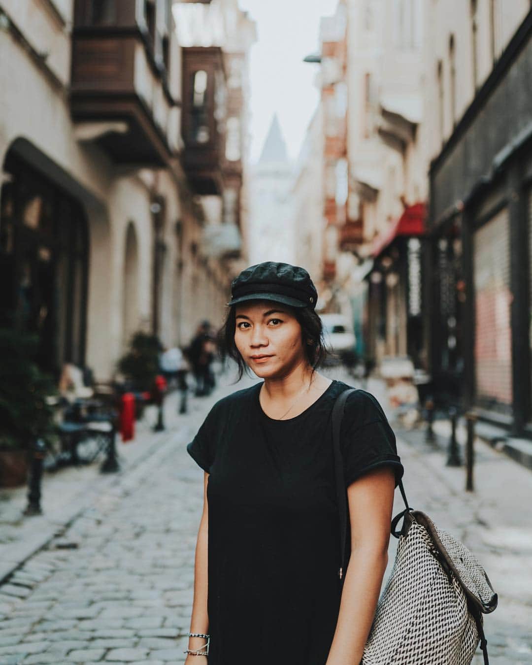 Putri Anindyaのインスタグラム：「Souvenirs // in the short vacation in Istanbul, I got lucky enough to visit my favorite area two times. First and the last day. . In the last day, I was fortunate to be accompanied by the nicest @mgtenazas and @andredemello ! We strolled around Galata tower and to the Galata bridge together. We met so many cute cats and also took lots of pictures!  I don’t really like to post portrait of me but being in is Istanbul after 5 years is exceptional. These are the portrait of me that @mgtenazas took and also some portrait I took of Mikki and Andre! . . Thank you @inflowsummits for making this happened! #MyIstanbul . . Taken by @sonyalpha_id #a7iii 35mm 1.4 zeiss distagon #sonyalpha #sonyalpha_id」