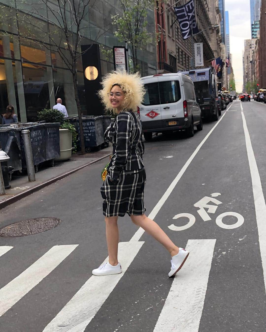 ヴィヴィアンウエストウッドさんのインスタグラム写真 - (ヴィヴィアンウエストウッドInstagram)「Walking the streets of NYC 🗽 #WestwoodWorldwide  The #VivienneWestwood Monochrome Tartan for Spring/Summer 2019 comes in a selection of men’s tailoring and women’s suiting #VWSS19」5月5日 20時57分 - viviennewestwood