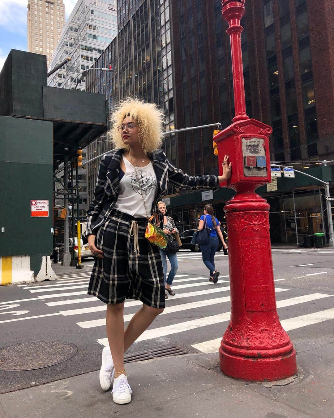 ヴィヴィアンウエストウッドさんのインスタグラム写真 - (ヴィヴィアンウエストウッドInstagram)「Walking the streets of NYC 🗽 #WestwoodWorldwide  The #VivienneWestwood Monochrome Tartan for Spring/Summer 2019 comes in a selection of men’s tailoring and women’s suiting #VWSS19」5月5日 20時57分 - viviennewestwood