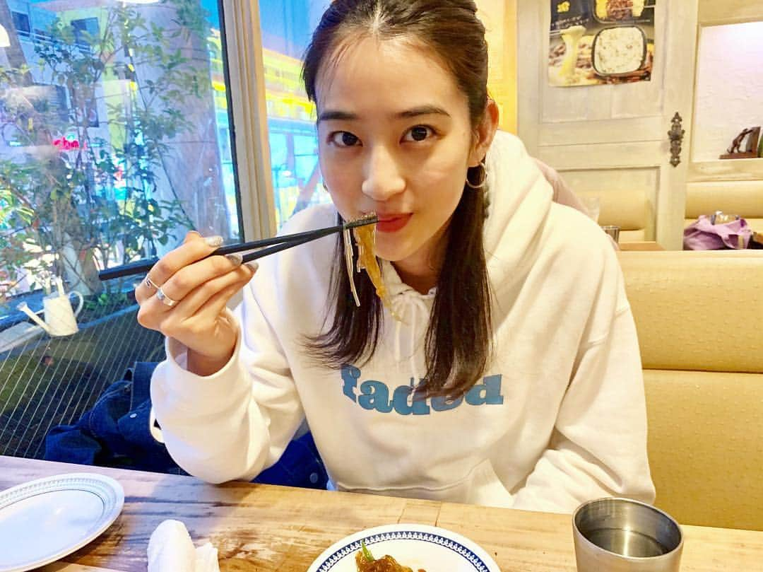 青野楓さんのインスタグラム写真 - (青野楓Instagram)「﻿ ﻿ GWいかがお過ごしですか？🙃﻿ たくさん食べたからたくさん動かないとね。﻿ 今日は空手しました。また動画upします！﻿ ﻿ 食べてるのはチャプチェです🤭💕﻿ Photo by @miyahara_kanon ﻿ #gw#ゴールデンウィーク#空手#karate#韓国料理」5月5日 21時08分 - kaede626