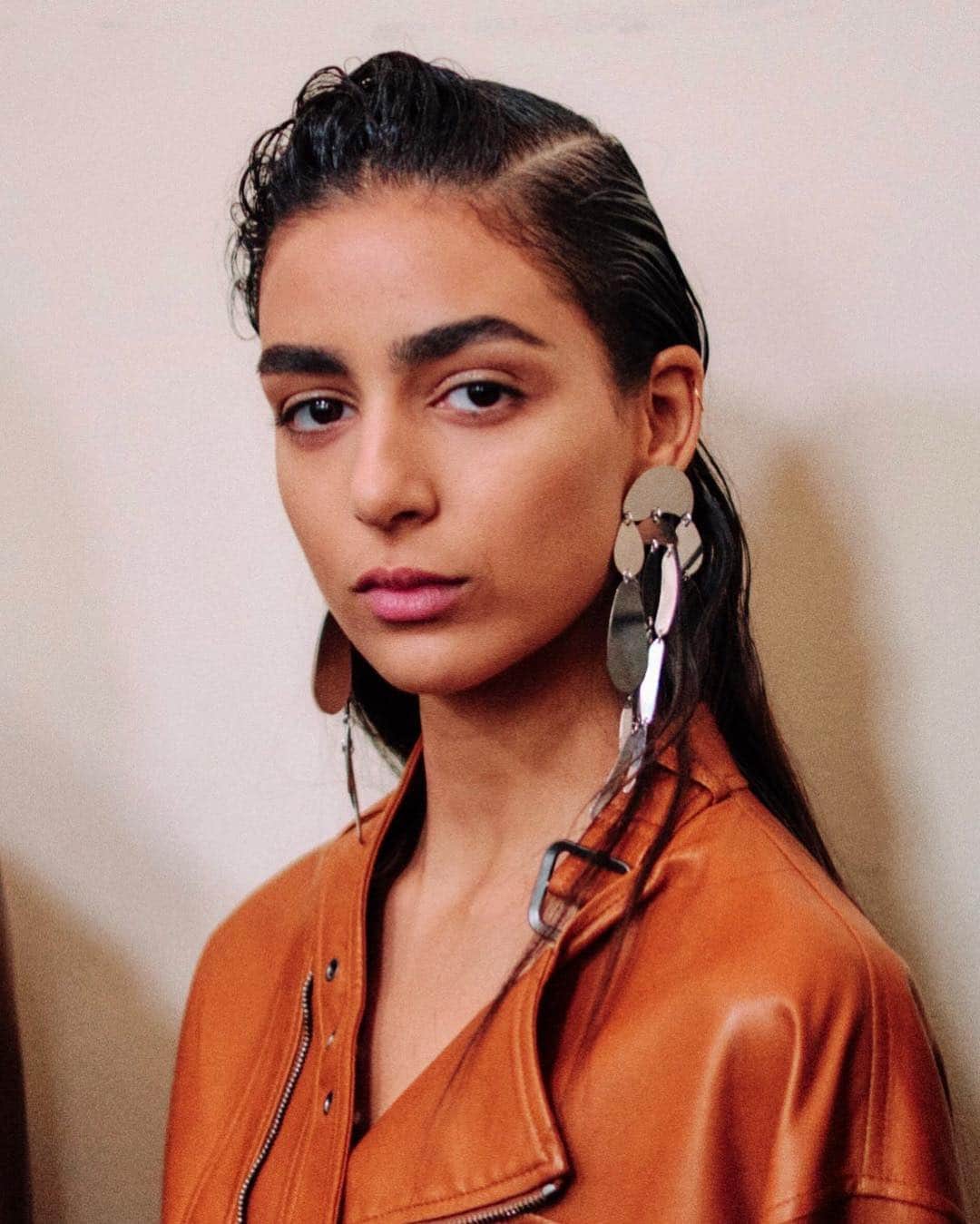 British Vogueさんのインスタグラム写真 - (British VogueInstagram)「It's an ancient technique that's found a new home in modern facials, and has plenty of A-list fans - often with the price tag to prove it. But what do the experts say? #BritishVogue investigates what facial massage can do for you, via the link in bio.」5月5日 21時01分 - britishvogue