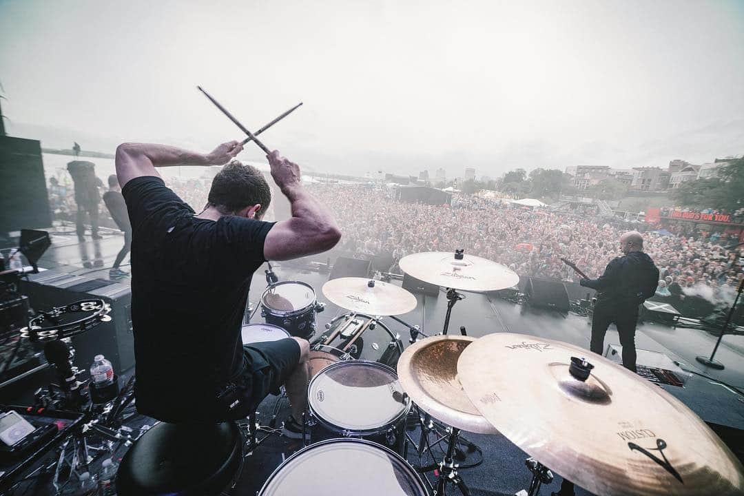 Simple Planさんのインスタグラム写真 - (Simple PlanInstagram)「Last night was a blast! Thank you for having us, @bealestreetmusicfest and thank you to every fan who braved the rain to come hang with us! So many of you! 🤘🏻🤯🤘🏻 @slamdunkmusic , you’re next in just a few weeks! But before that, back to writing songs for #SPalbum6 🙌🏻 📸: @goodguychady」5月5日 21時01分 - simpleplan